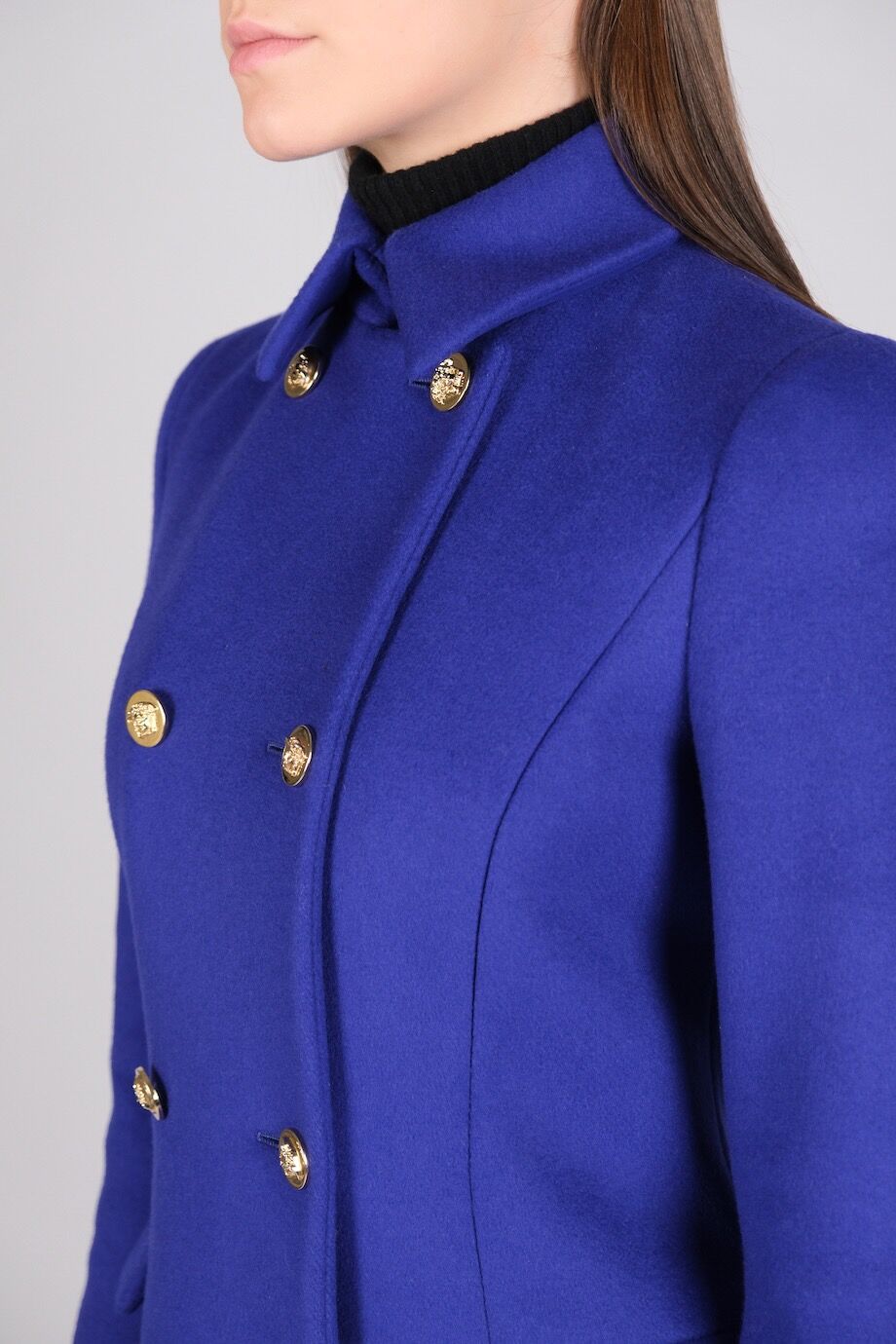 image 4 Пальто фиолетового цвета с золотыми пуговицами