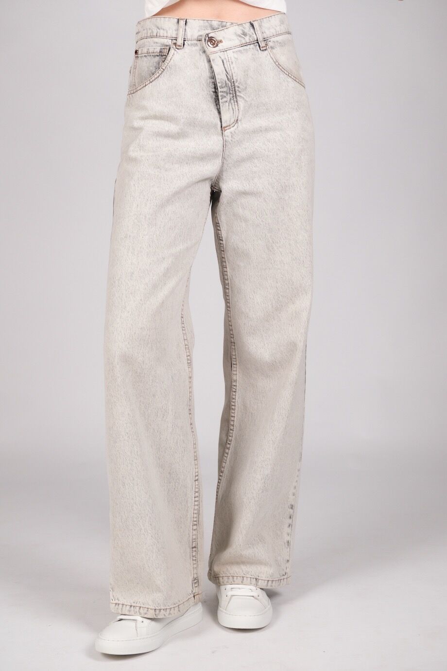 image 2 Джинсы светло-серого цвета