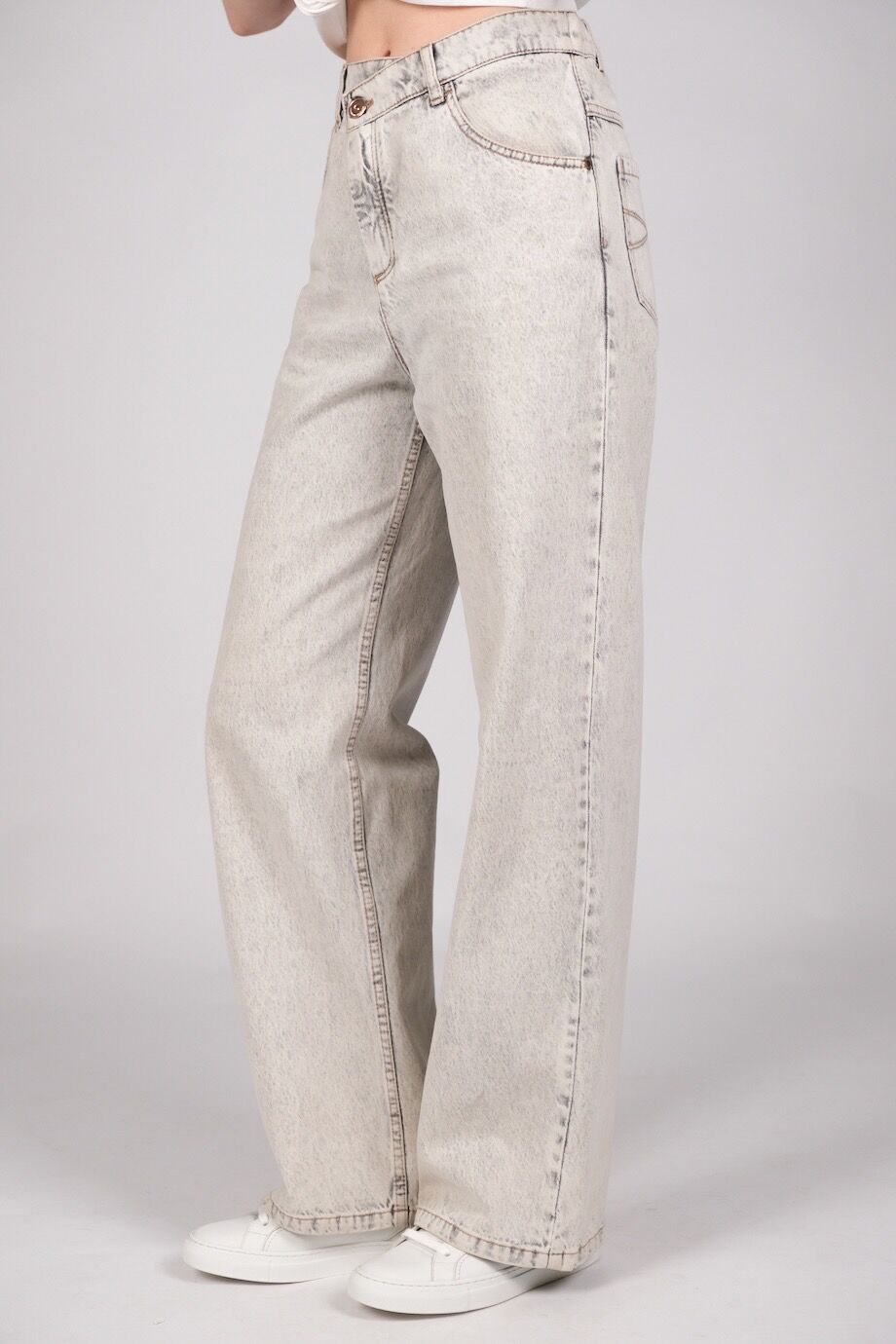 image 3 Джинсы светло-серого цвета