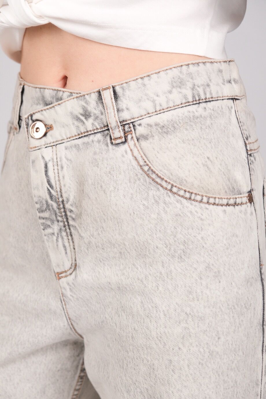 image 5 Джинсы светло-серого цвета