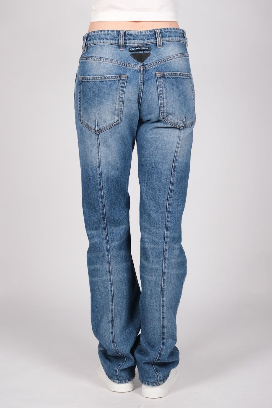 image 4 Джинсы голубого цвета со швами сзади