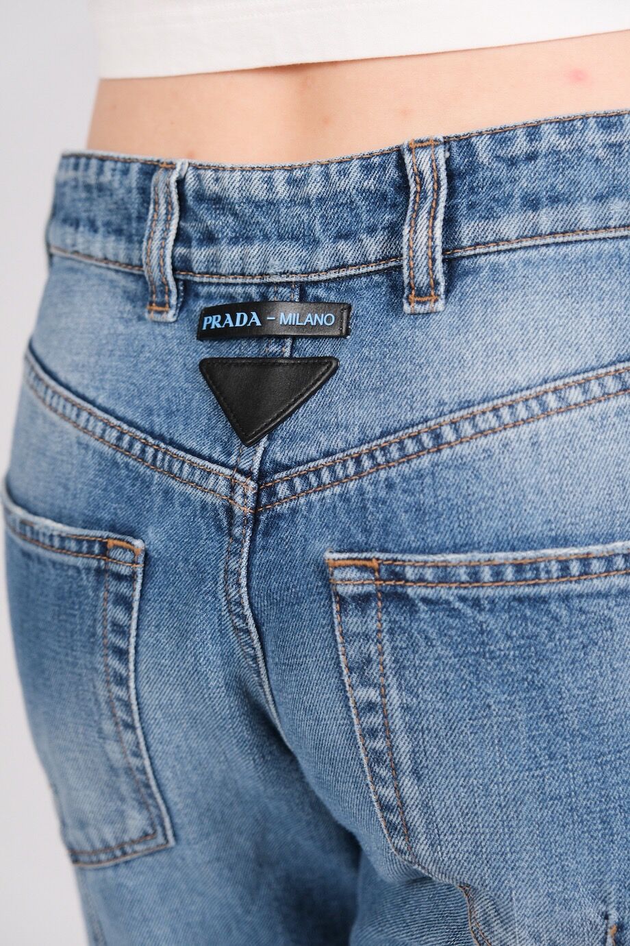 image 6 Джинсы голубого цвета со швами сзади