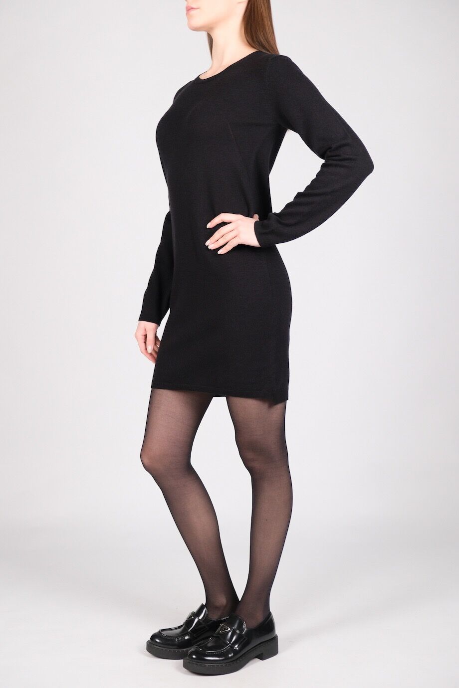 image 2 Трикотажное платье  черного цвета с декором на спине