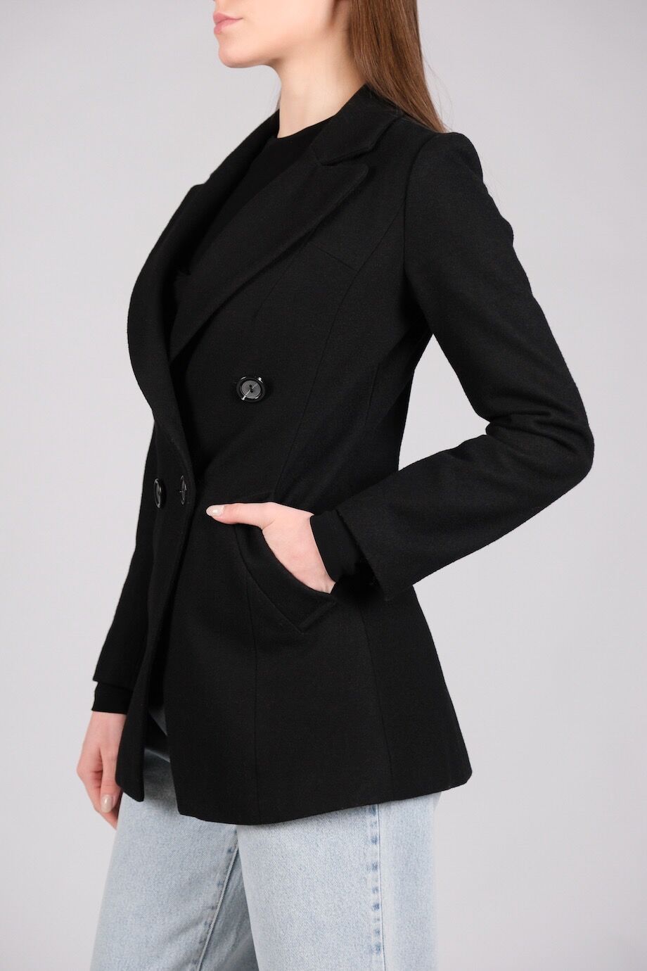 image 2 Двубортный приталенный жакет черного цвета