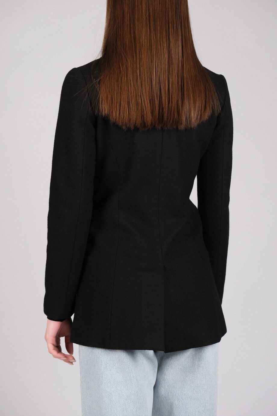 image 3 Двубортный приталенный жакет черного цвета
