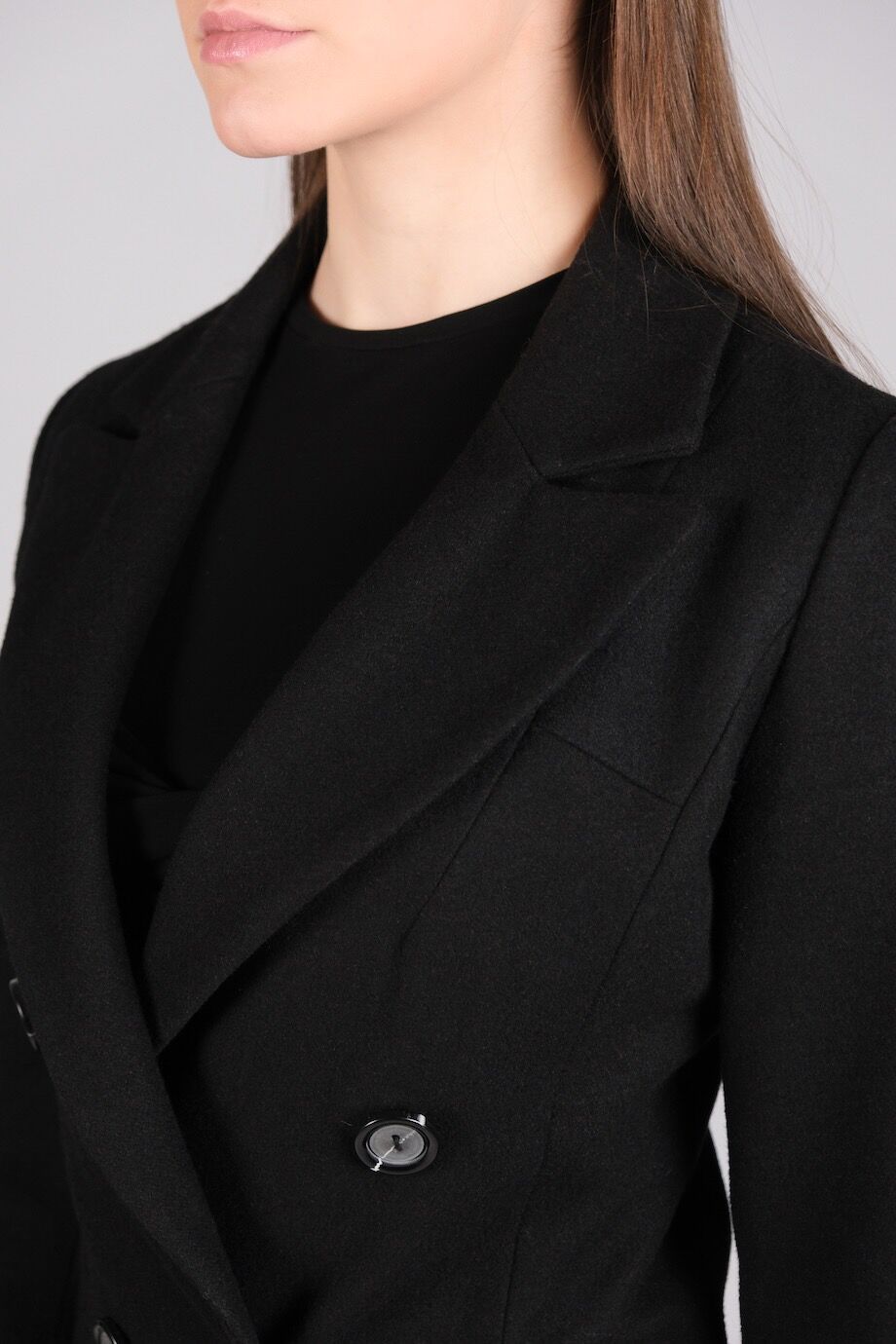 image 4 Двубортный приталенный жакет черного цвета