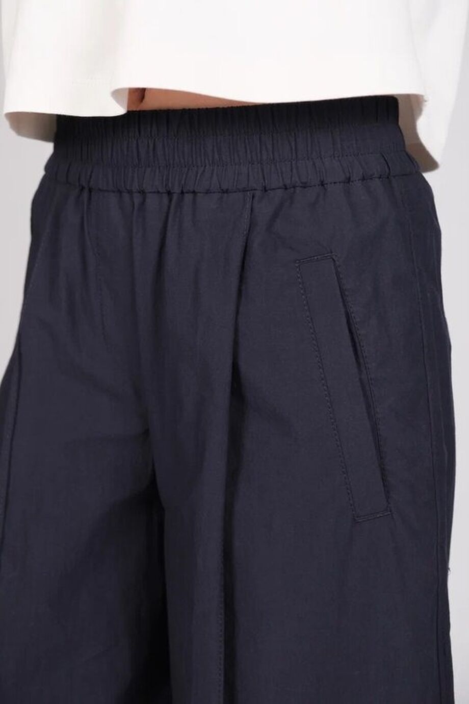 image 5 Брюки темно-синего цвета широкого кроя на резинке