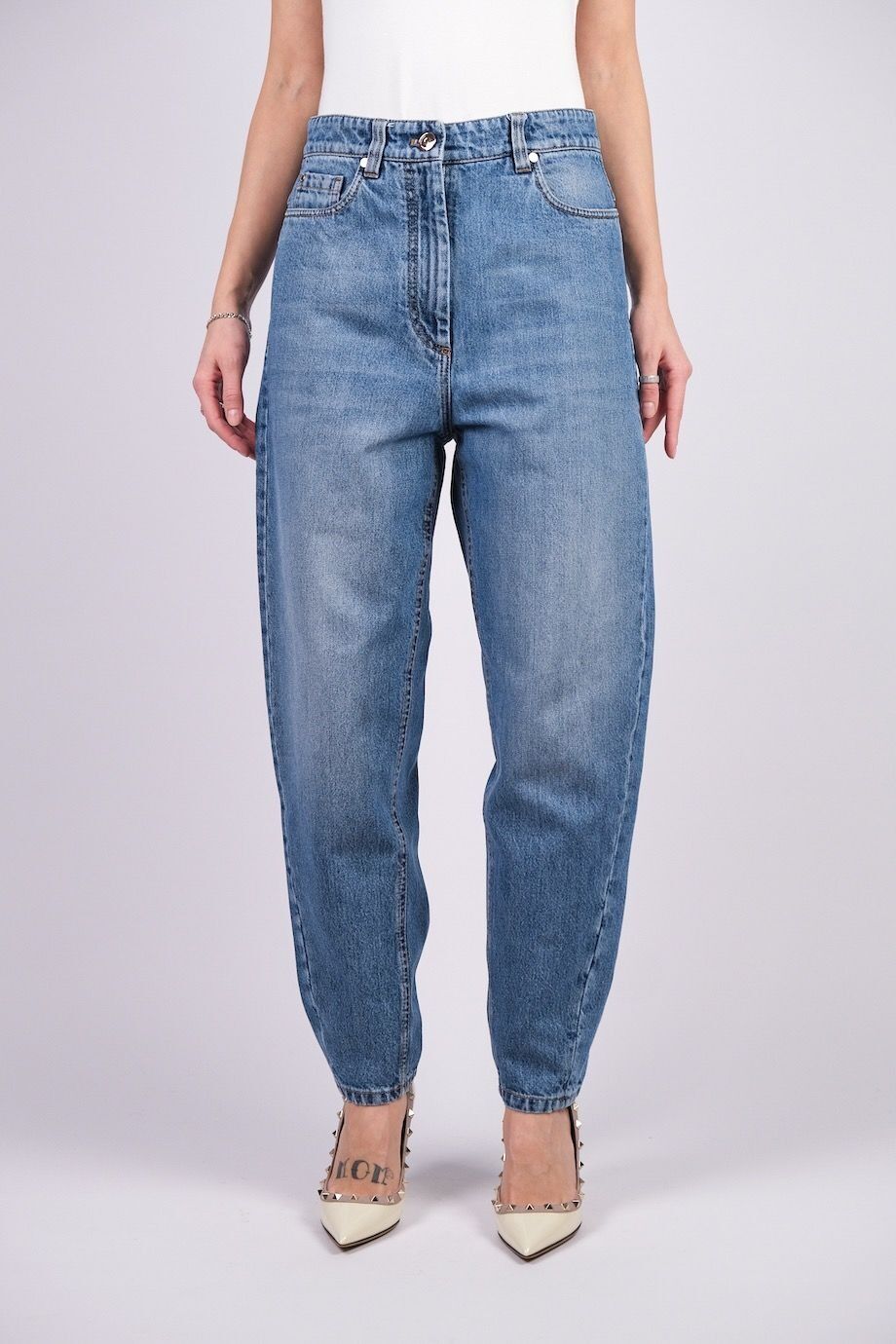 image 2 Джинсы голубого цвета зауженные к низу