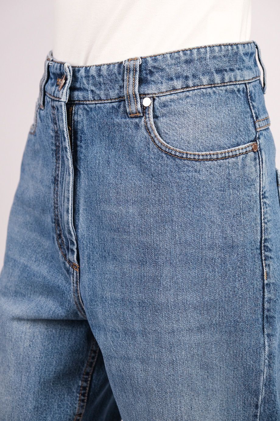 image 5 Джинсы голубого цвета зауженные к низу