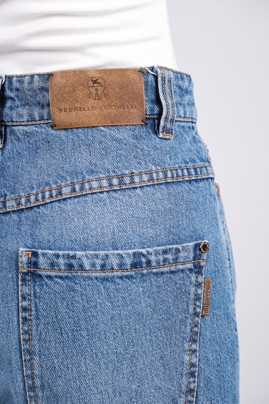 image 6 Джинсы голубого цвета зауженные к низу