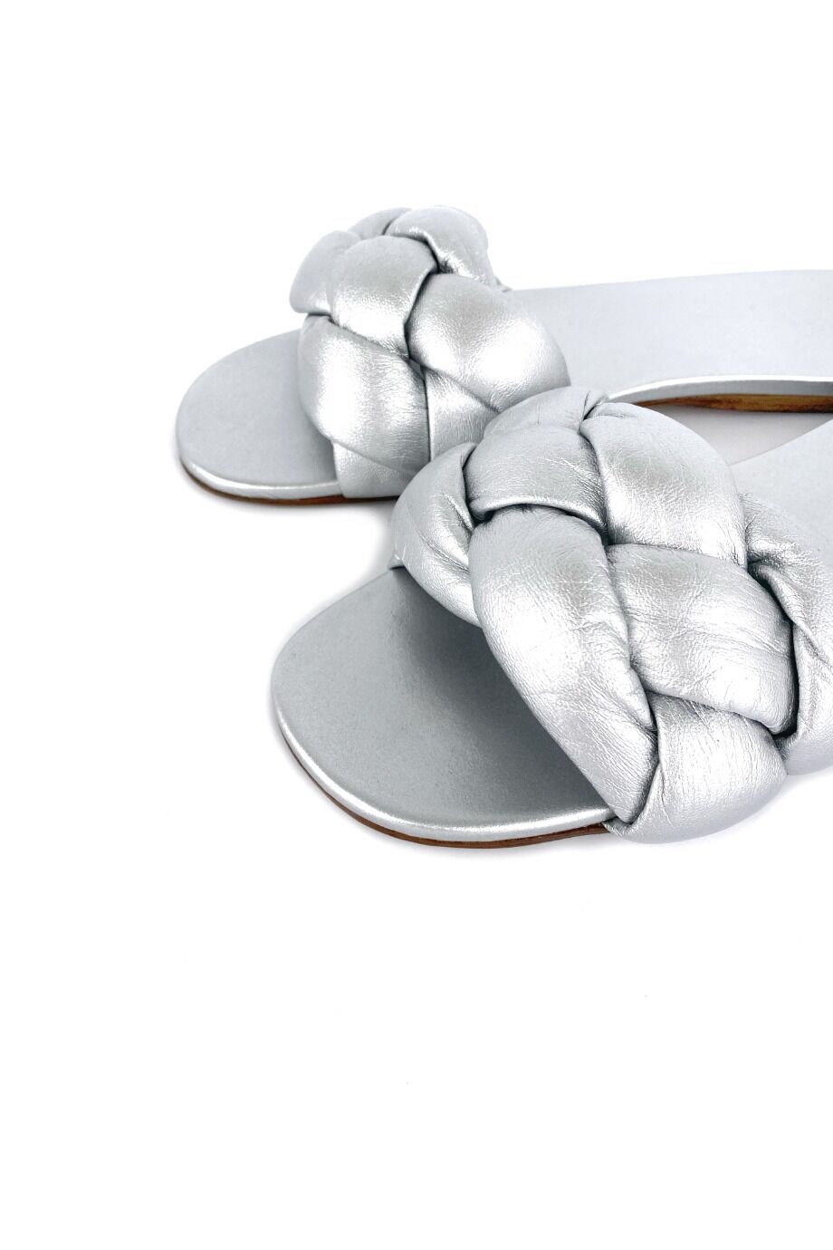 image 3 Шлепанцы серебристого цвета