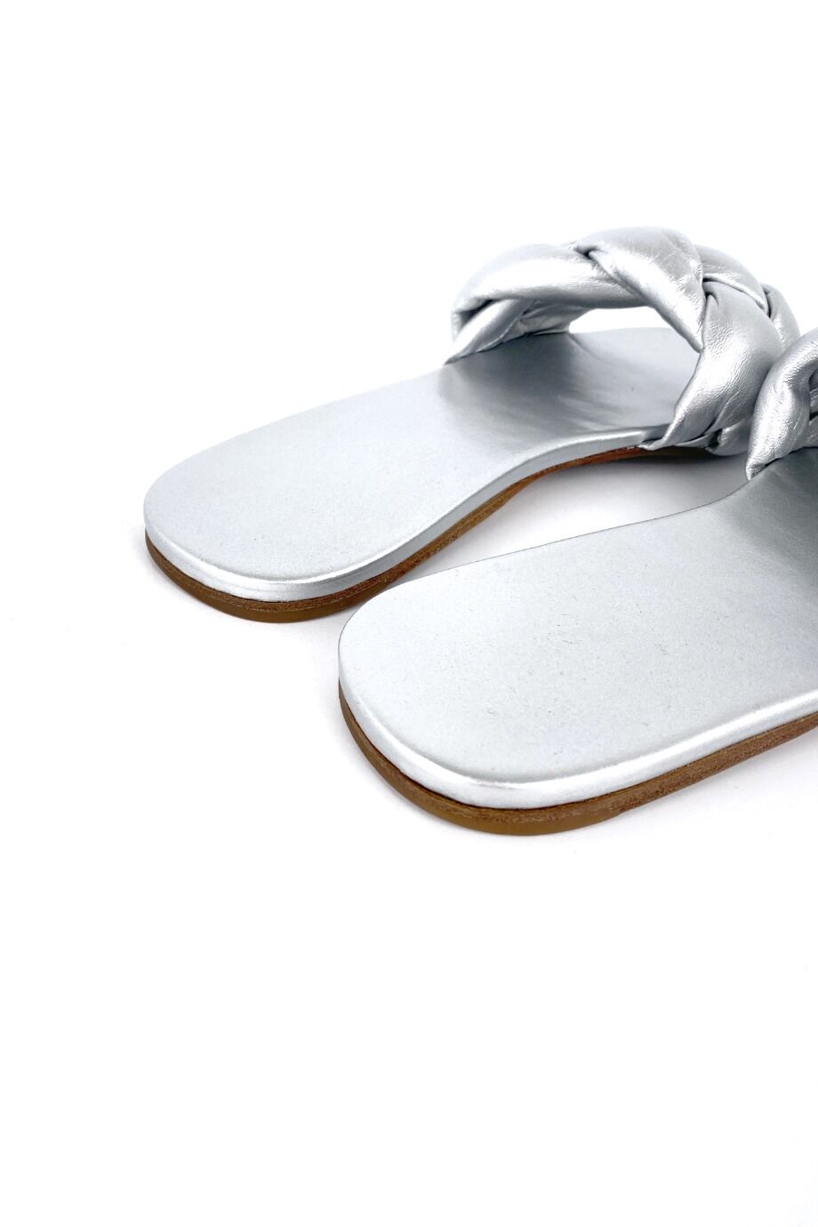 image 4 Шлепанцы серебристого цвета