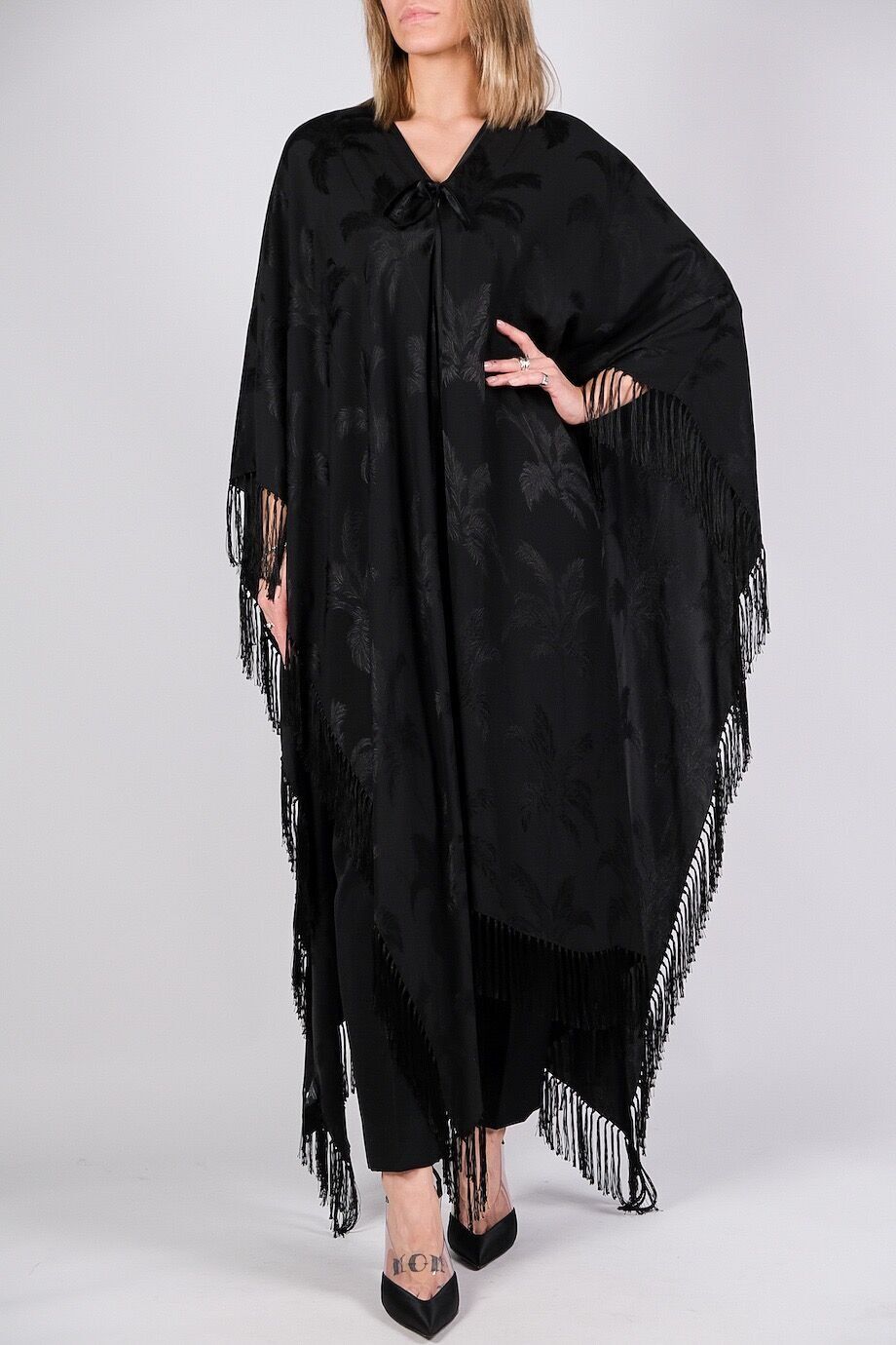 image 1 Пончо черного цвета с бахромой