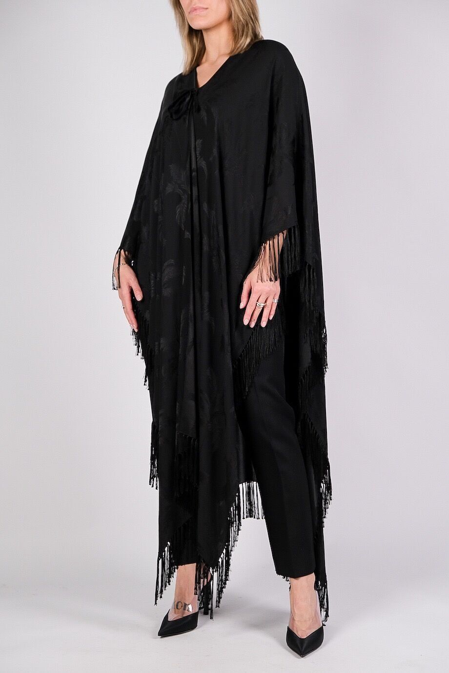 image 2 Пончо черного цвета с бахромой