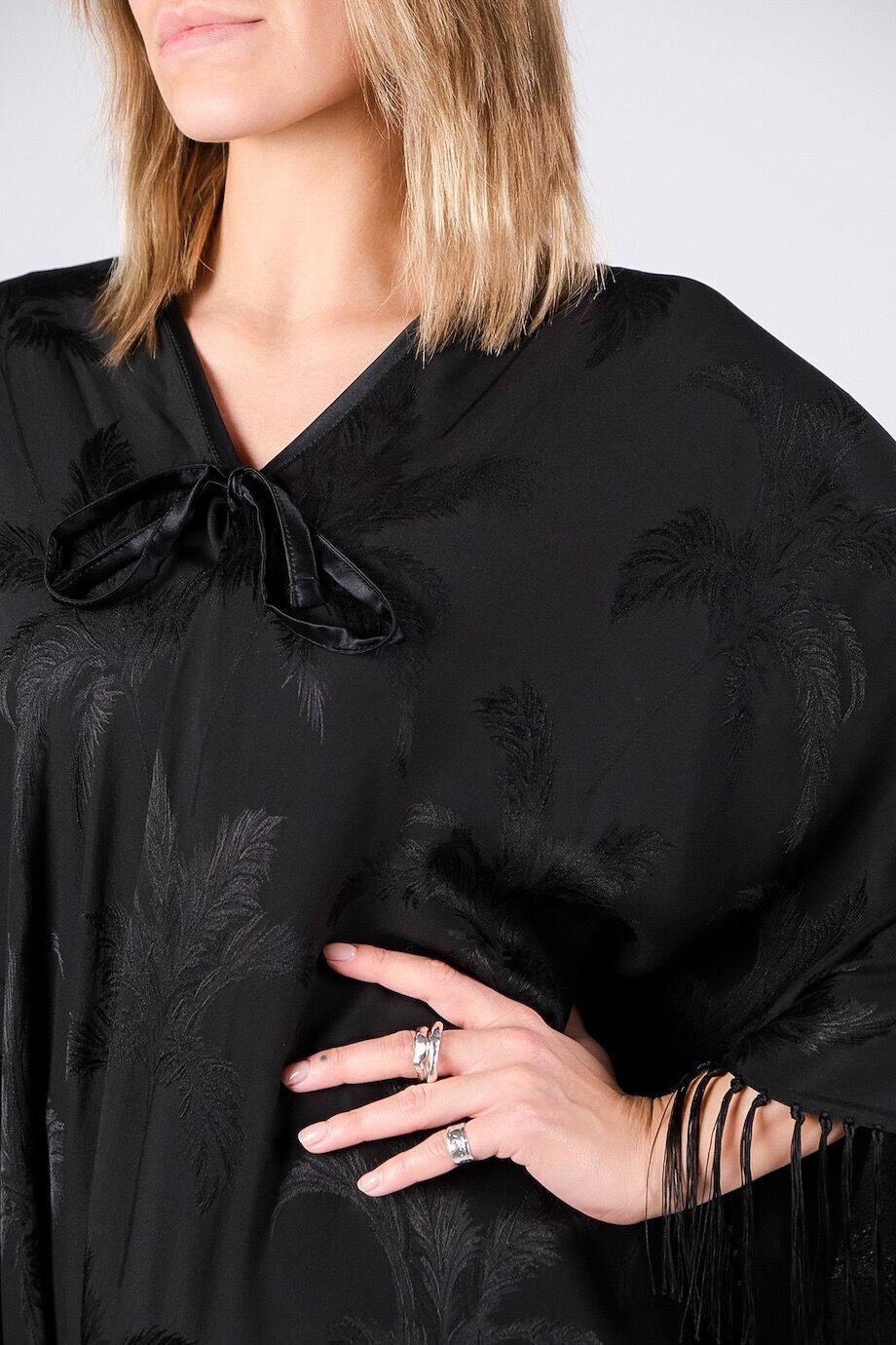 image 4 Пончо черного цвета с бахромой