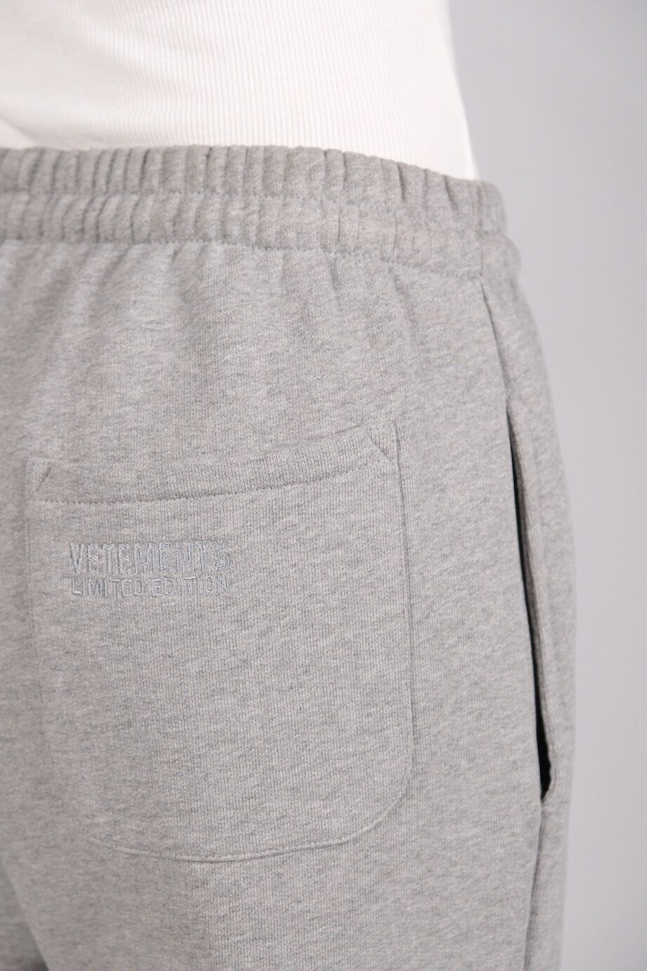 image 6 Спортивные брюки серого цвета