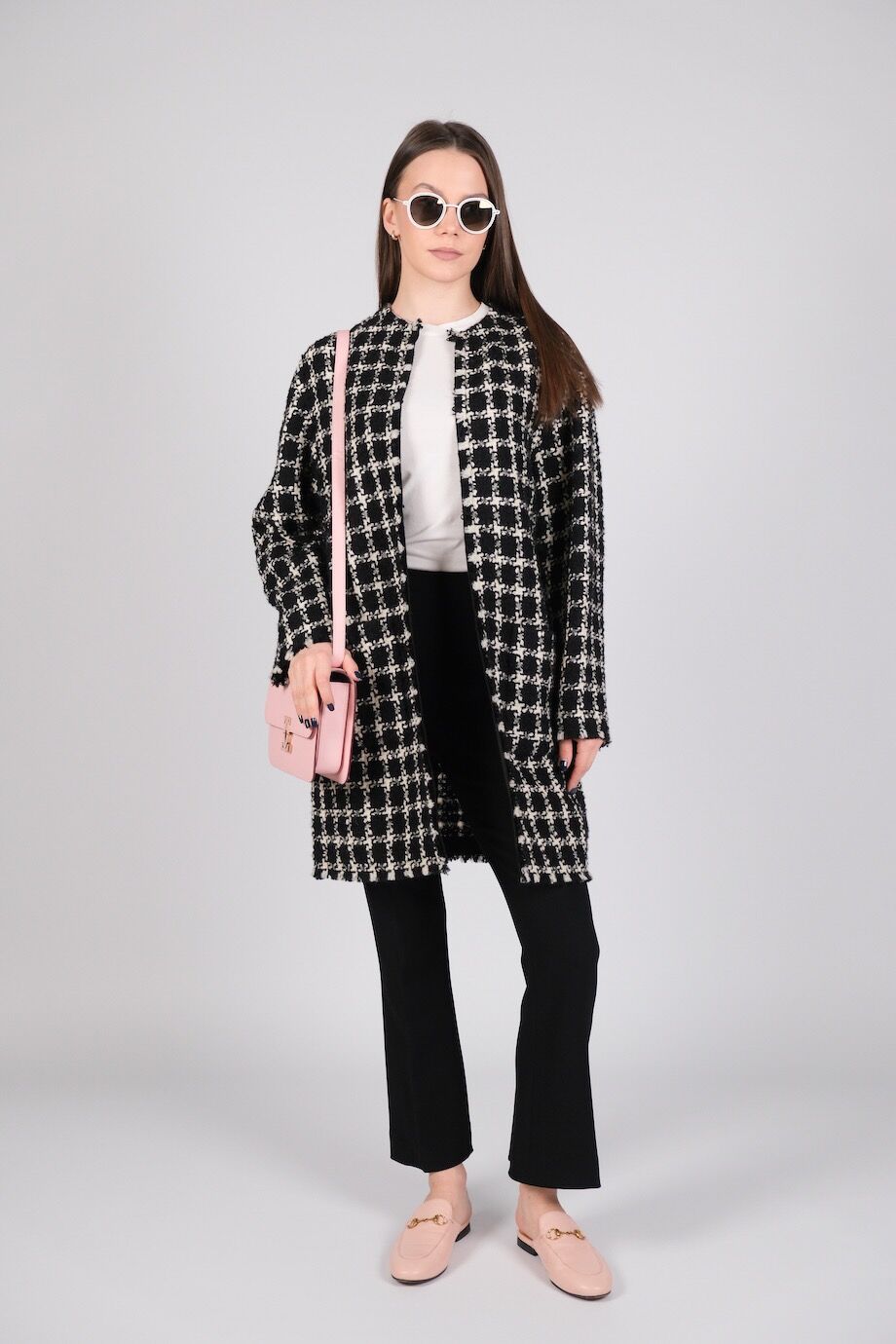 image 1 Пальто черного цвета в клетку