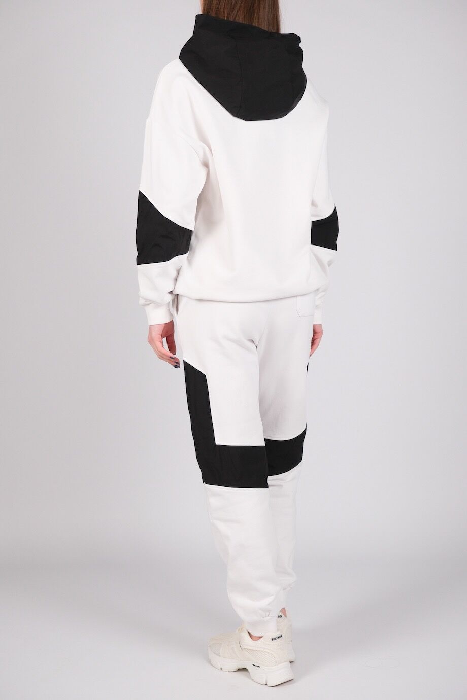 image 3 Костюм белого цвета с черными вставками и лого