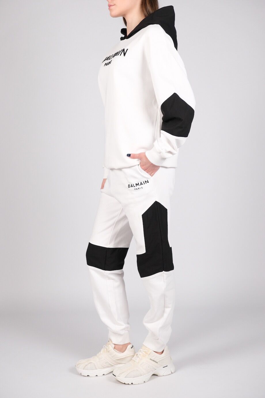 image 2 Костюм белого цвета с черными вставками и лого