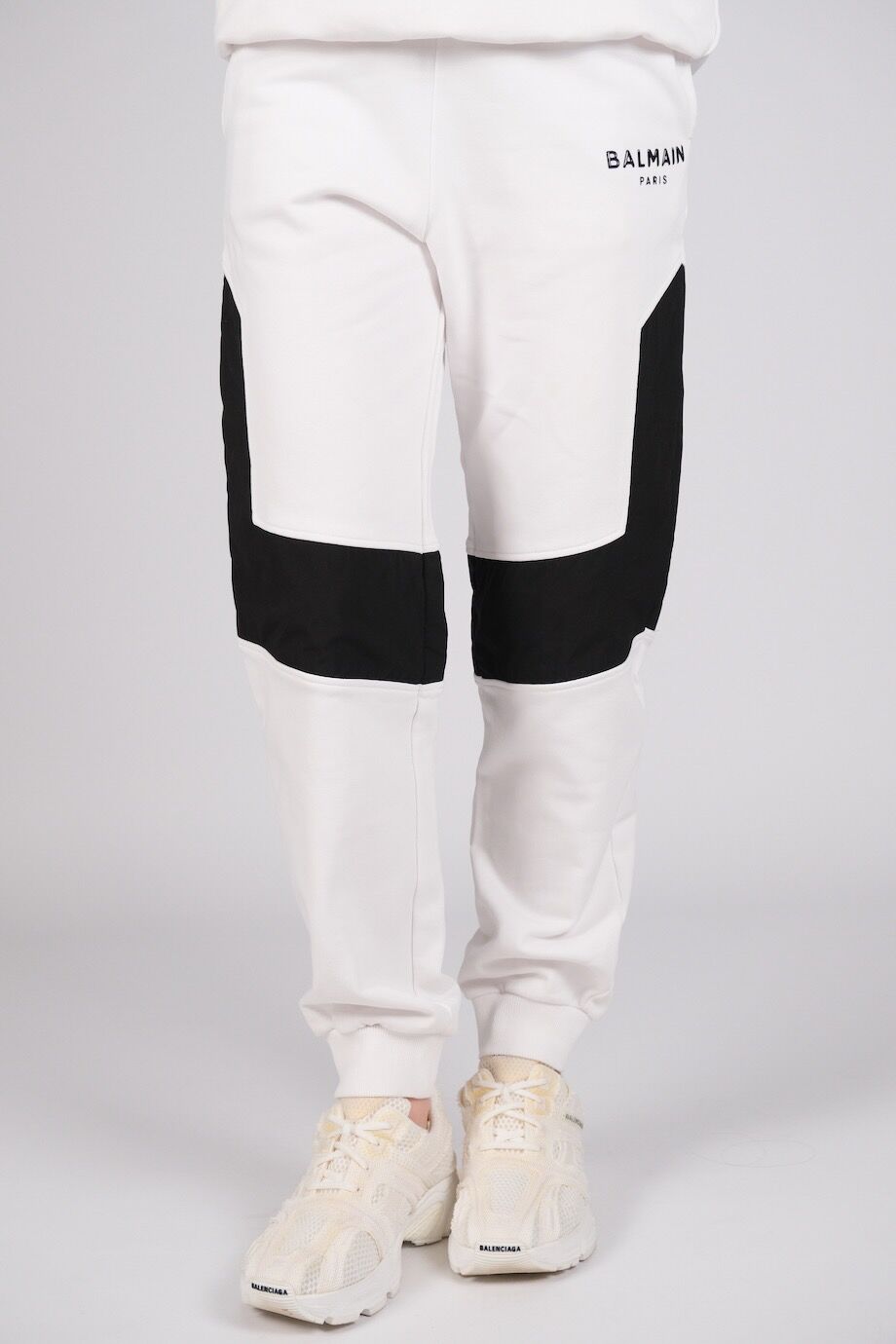 image 6 Костюм белого цвета с черными вставками и лого