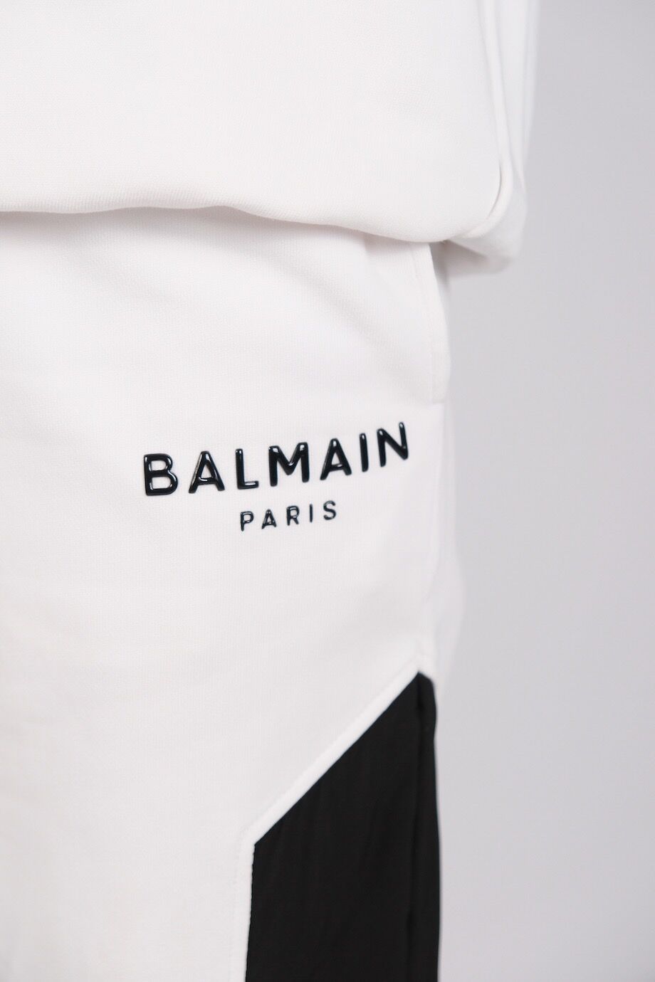 image 7 Костюм белого цвета с черными вставками и лого