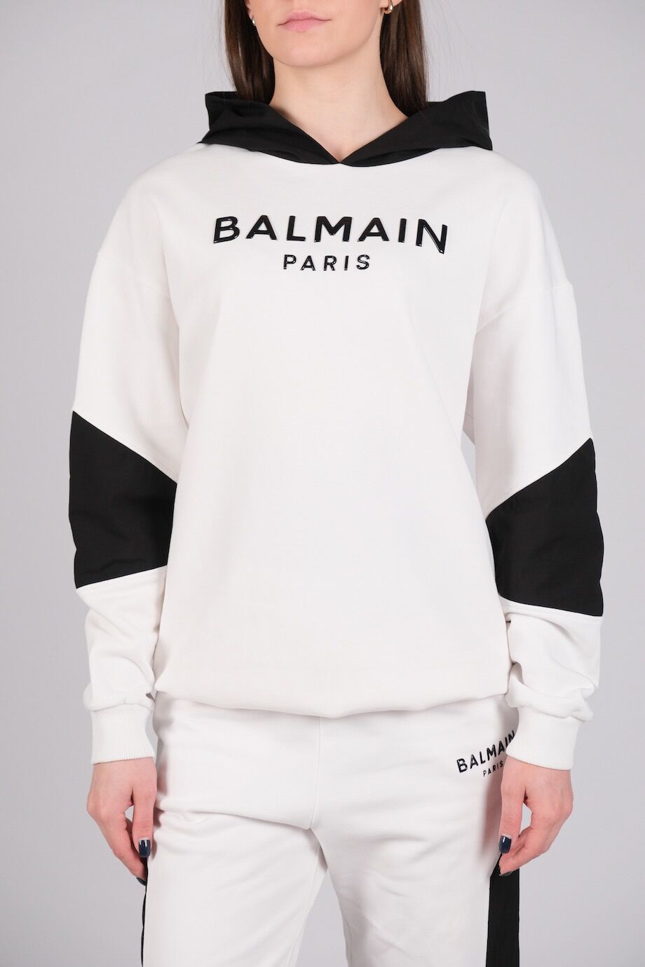 image 4 Костюм белого цвета с черными вставками и лого