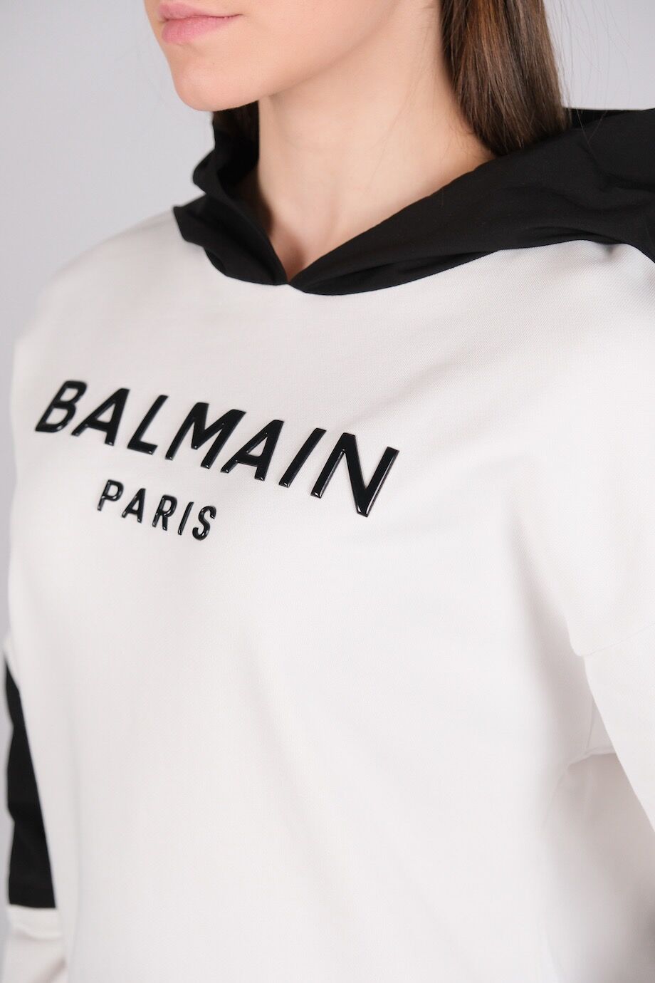 image 8 Костюм белого цвета с черными вставками и лого