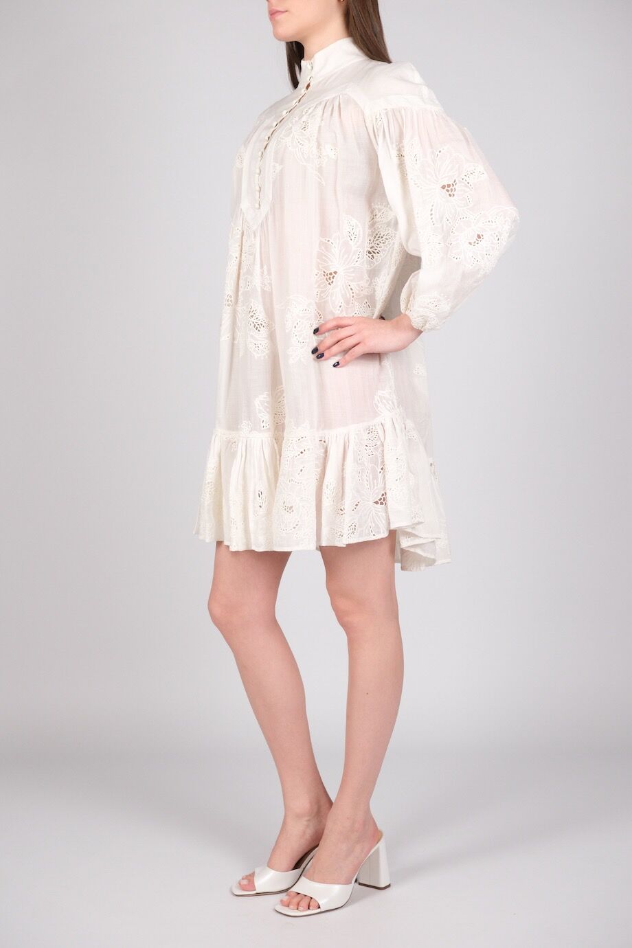 image 2 Платье молочного цвета с перфорацией и цветочным принтом