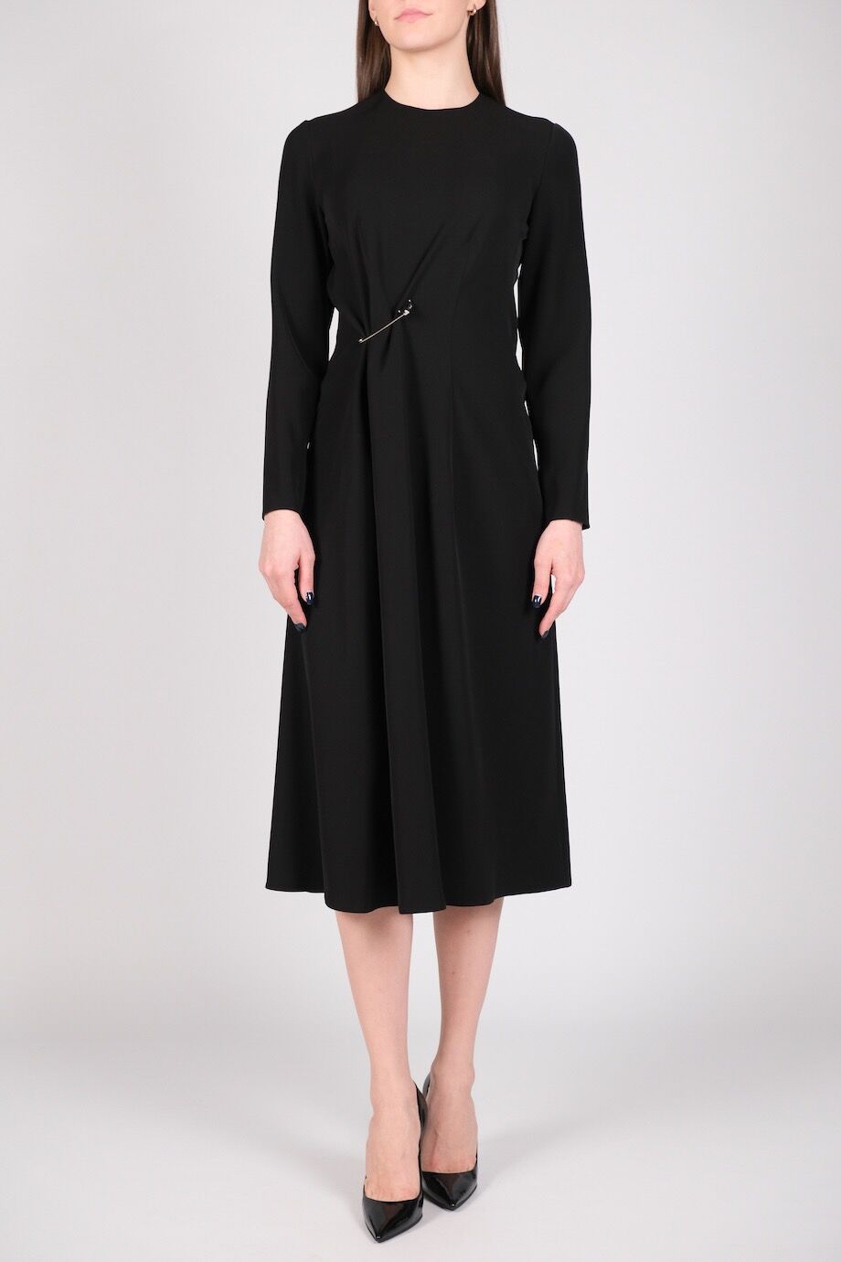 image 1 Платье черного цвета с брошью