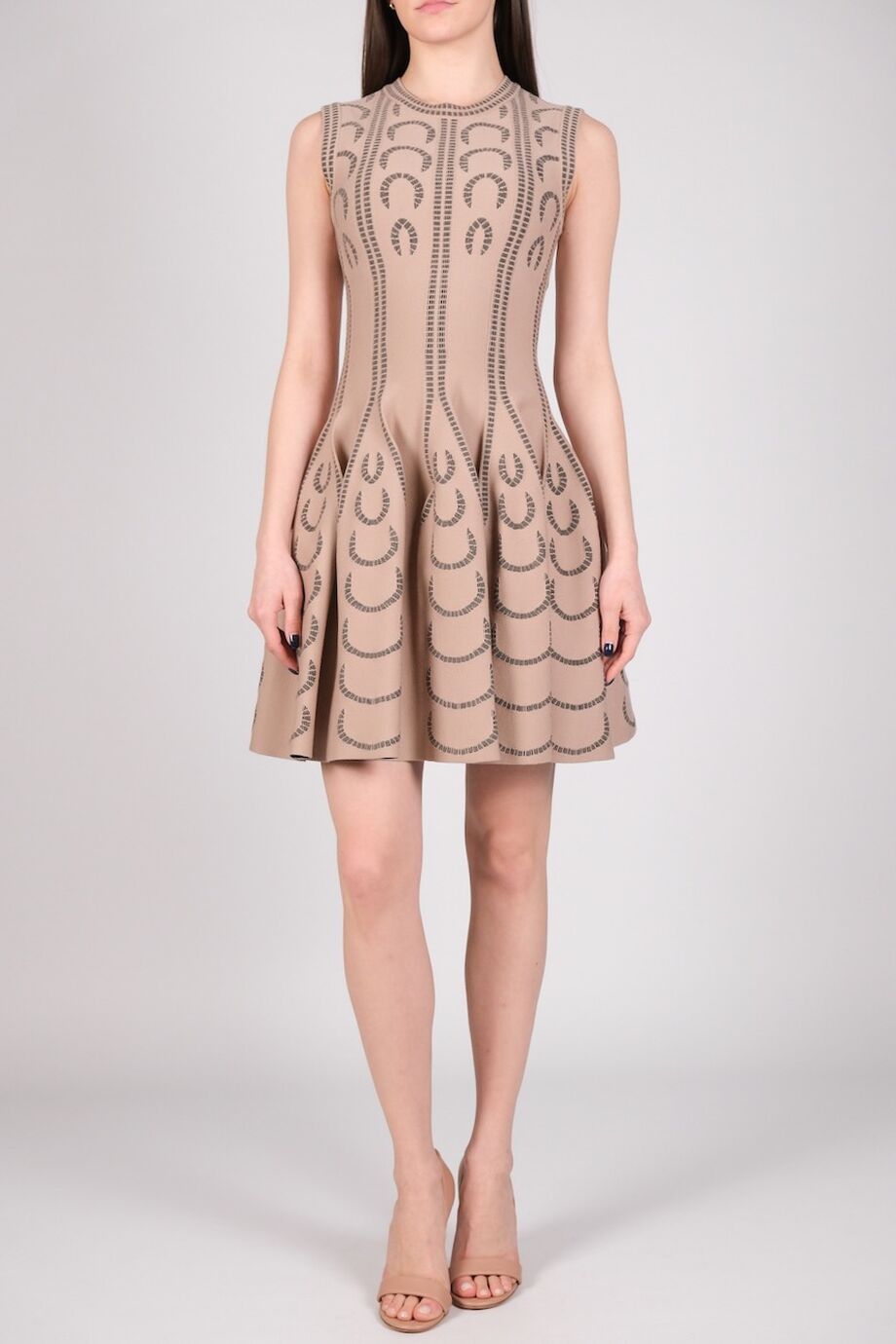 image 1 Платье бежевого цвета с черным орнаментом