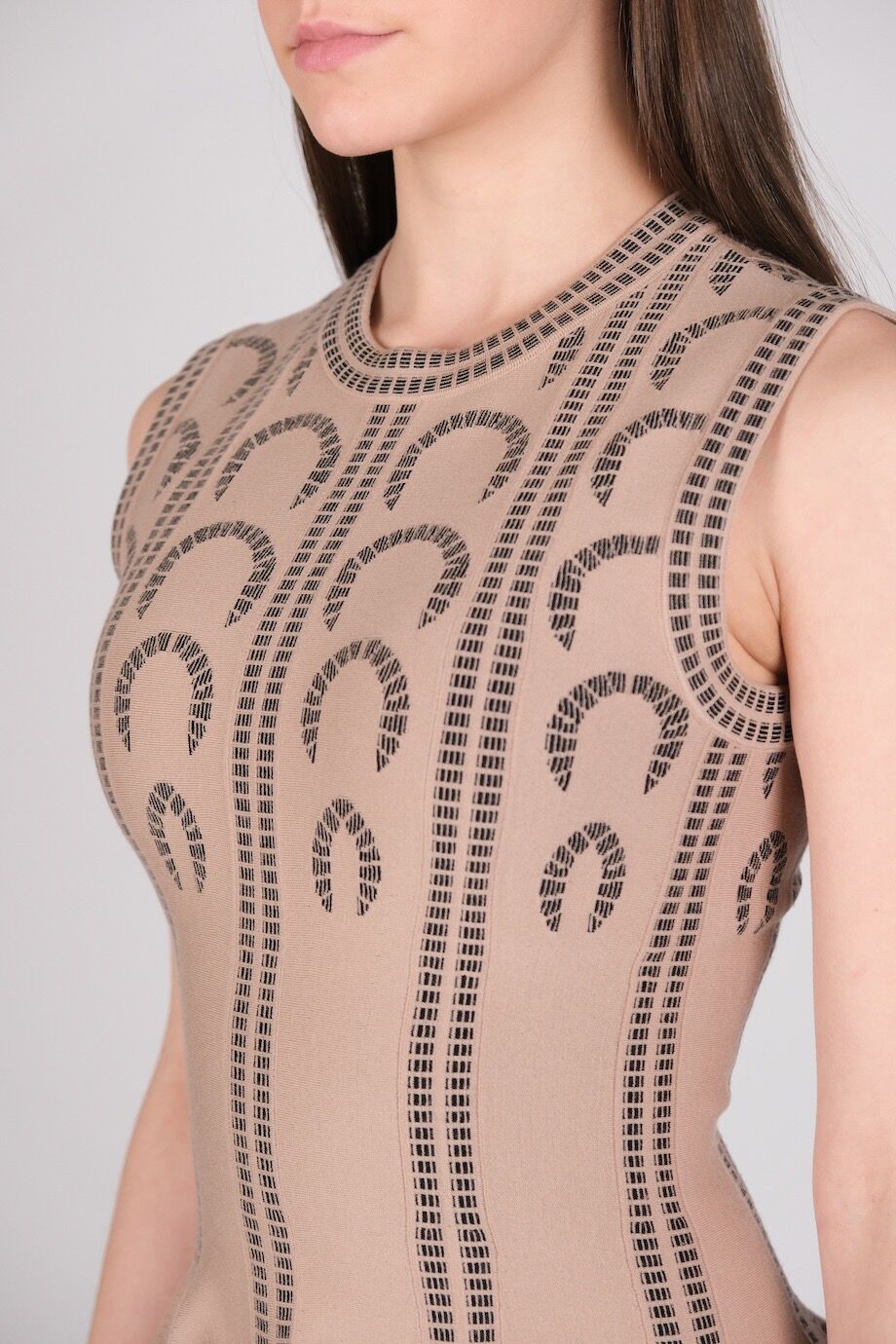 image 4 Платье бежевого цвета с черным орнаментом