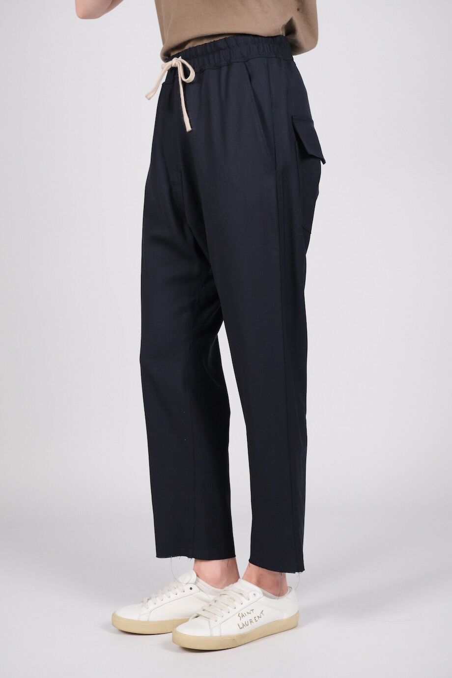 image 3 Брюки темно-синего цвета с резинкой и белым шнурком