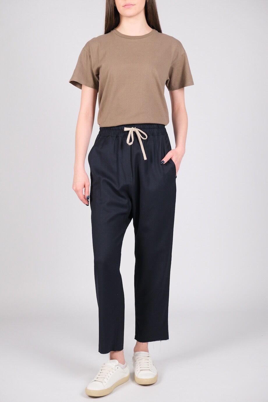 image 1 Брюки темно-синего цвета с резинкой и белым шнурком