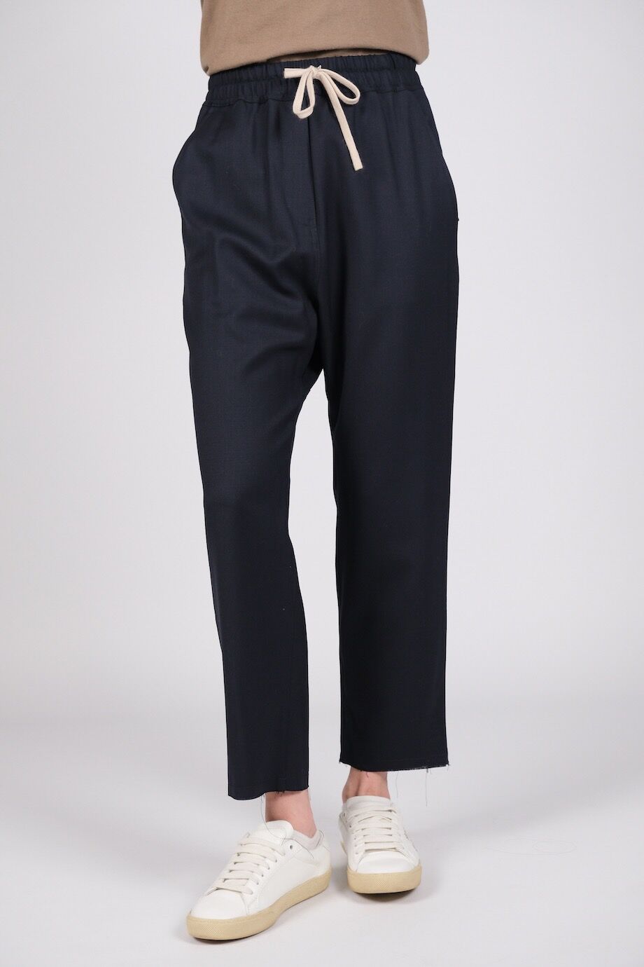 image 2 Брюки темно-синего цвета с резинкой и белым шнурком