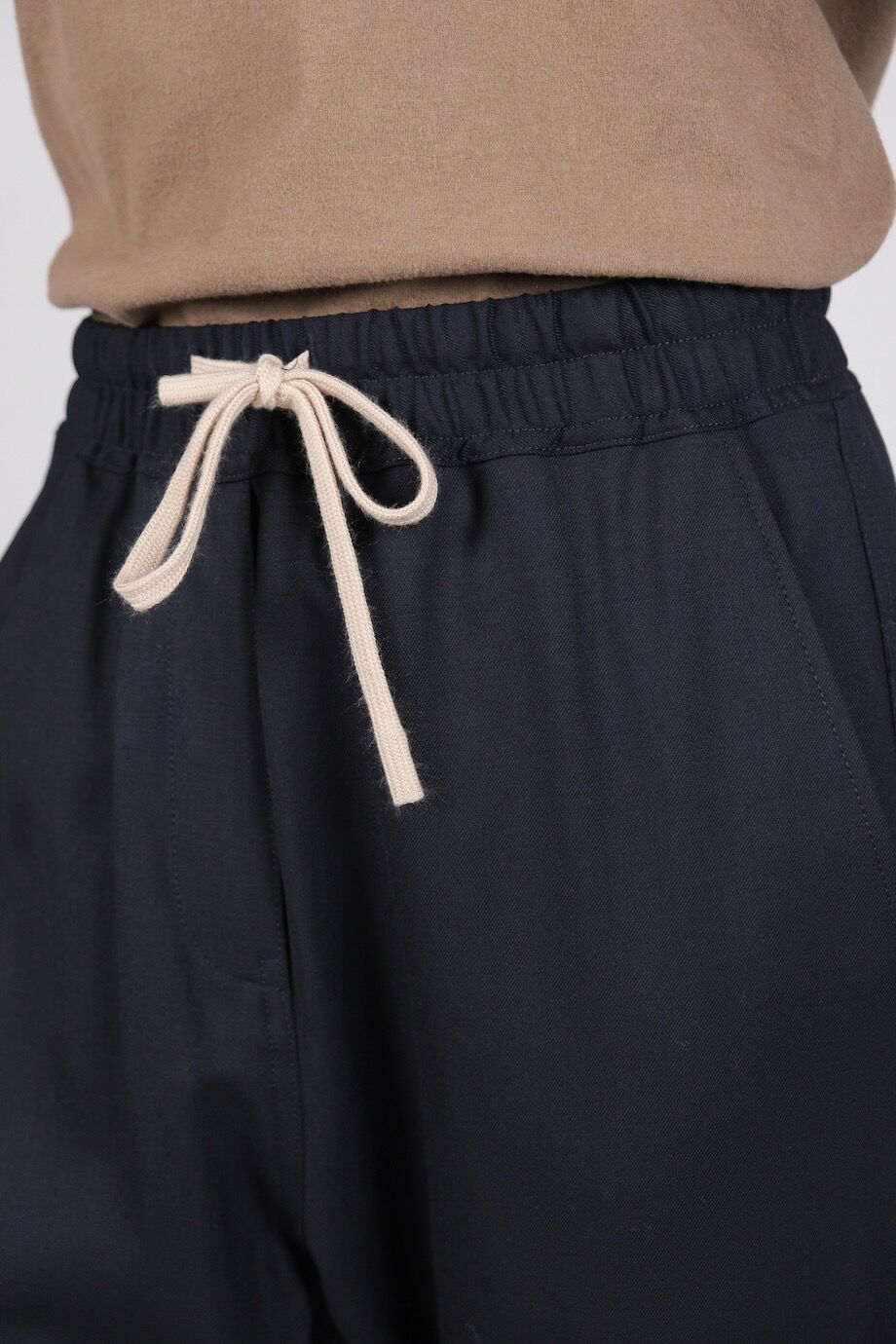 image 4 Брюки темно-синего цвета с резинкой и белым шнурком