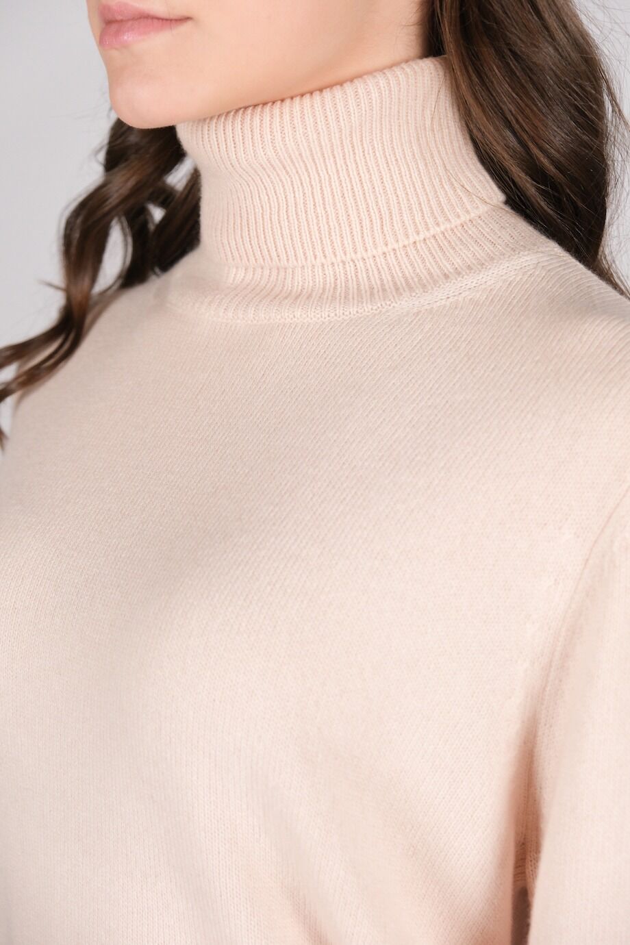 image 4 Кашемировый свитер пудрового цвета с высоким горлом