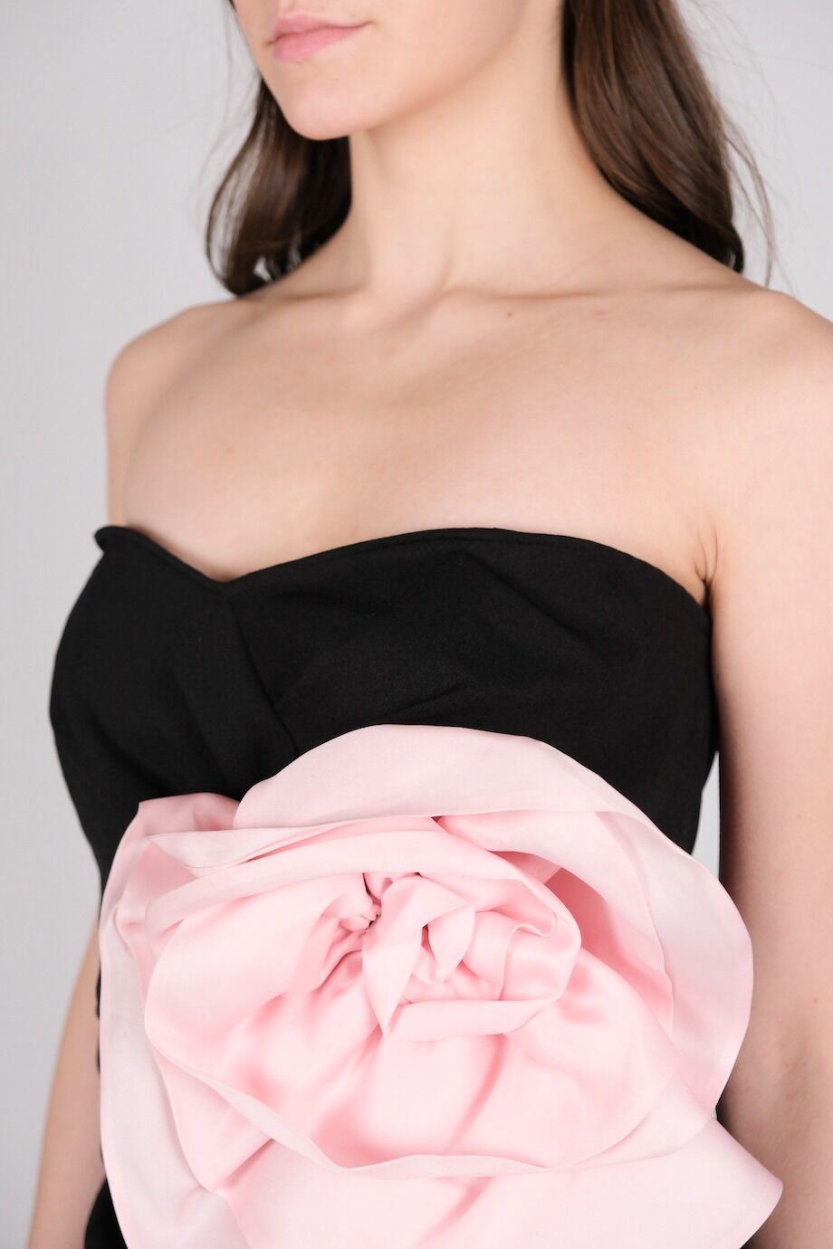 image 4 Платье с открытыми плечами черного цвета с цветочным декором