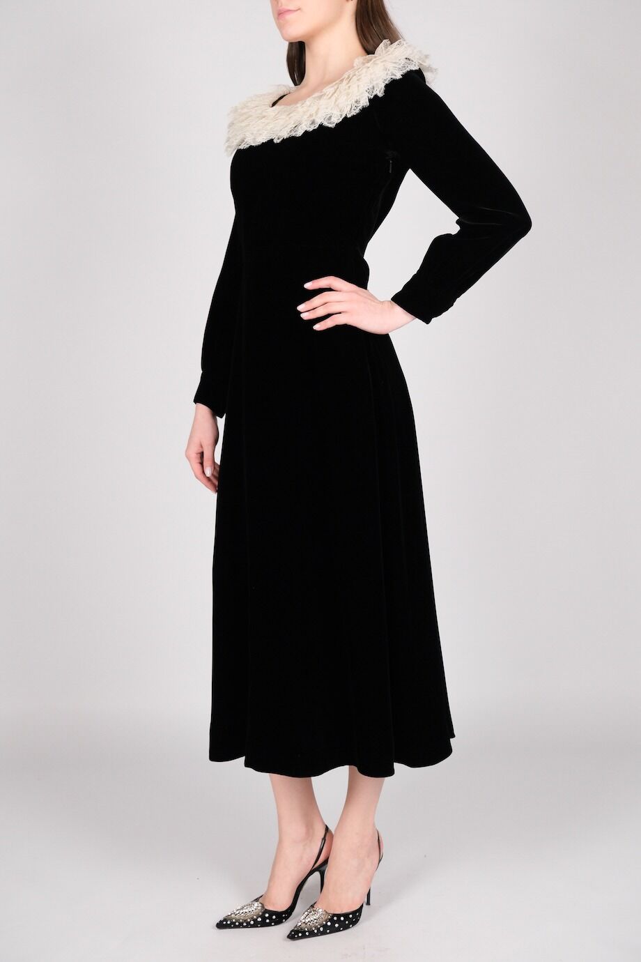 image 2 Платье из велюра черного цвета с кружевным воротником