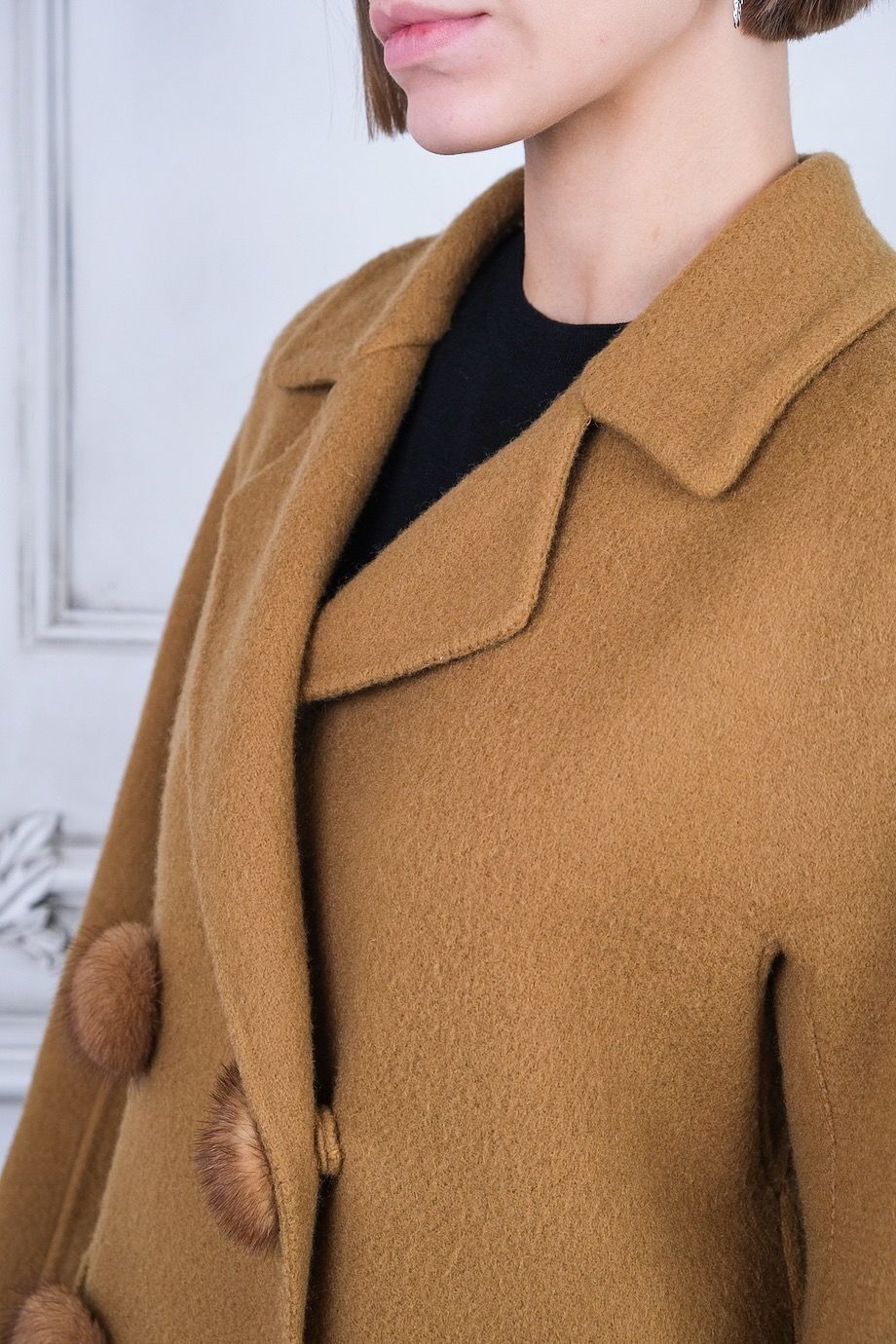 image 4 Двубортное пальто горчичного цвета с меховыми пуговицами