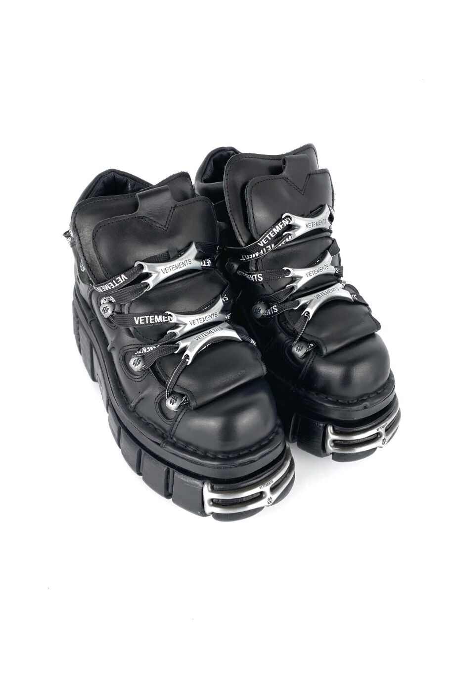 image 1 Ботинки черного цвета на массивной подошве с металлическими вставками