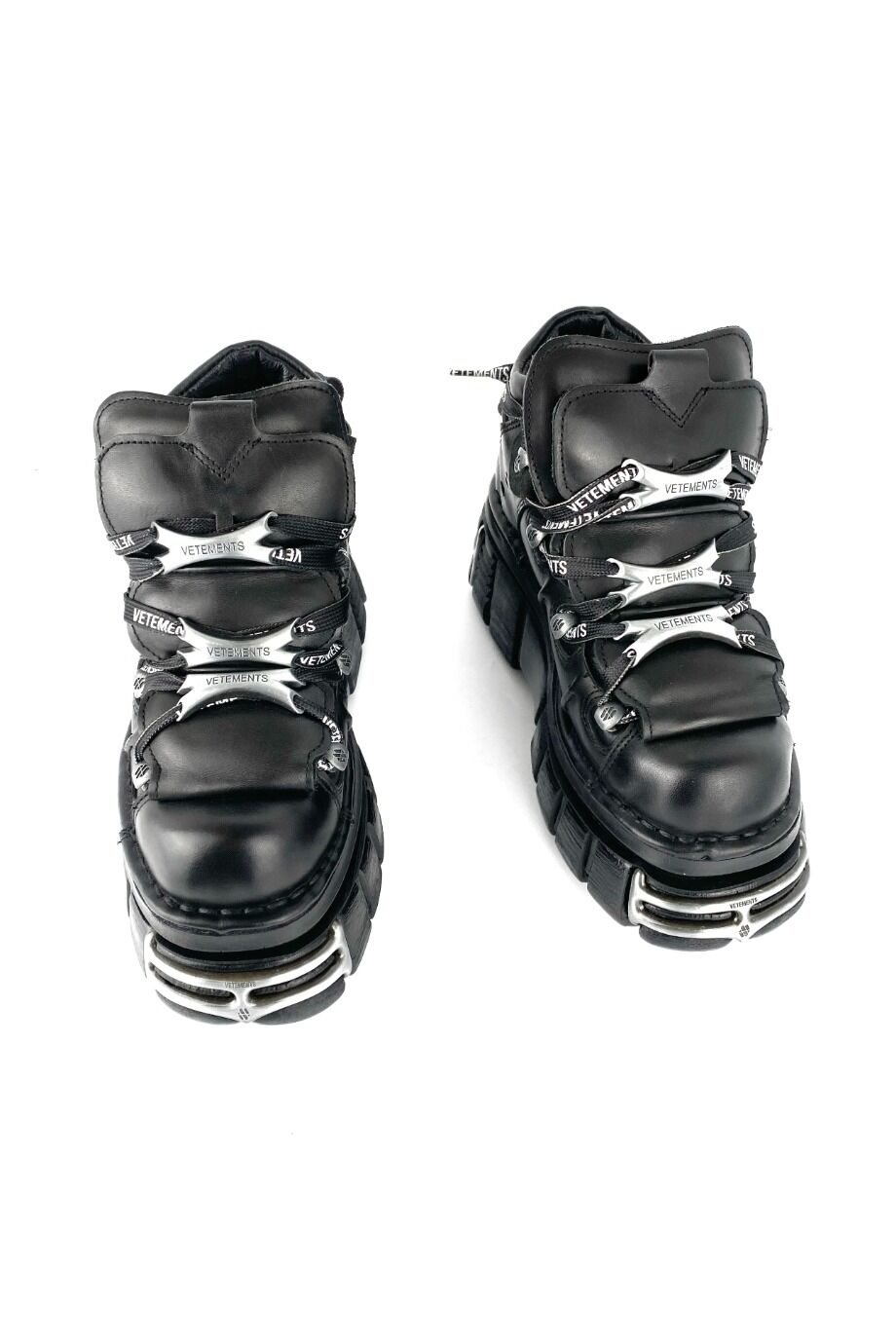 image 2 Ботинки черного цвета на массивной подошве с металлическими вставками