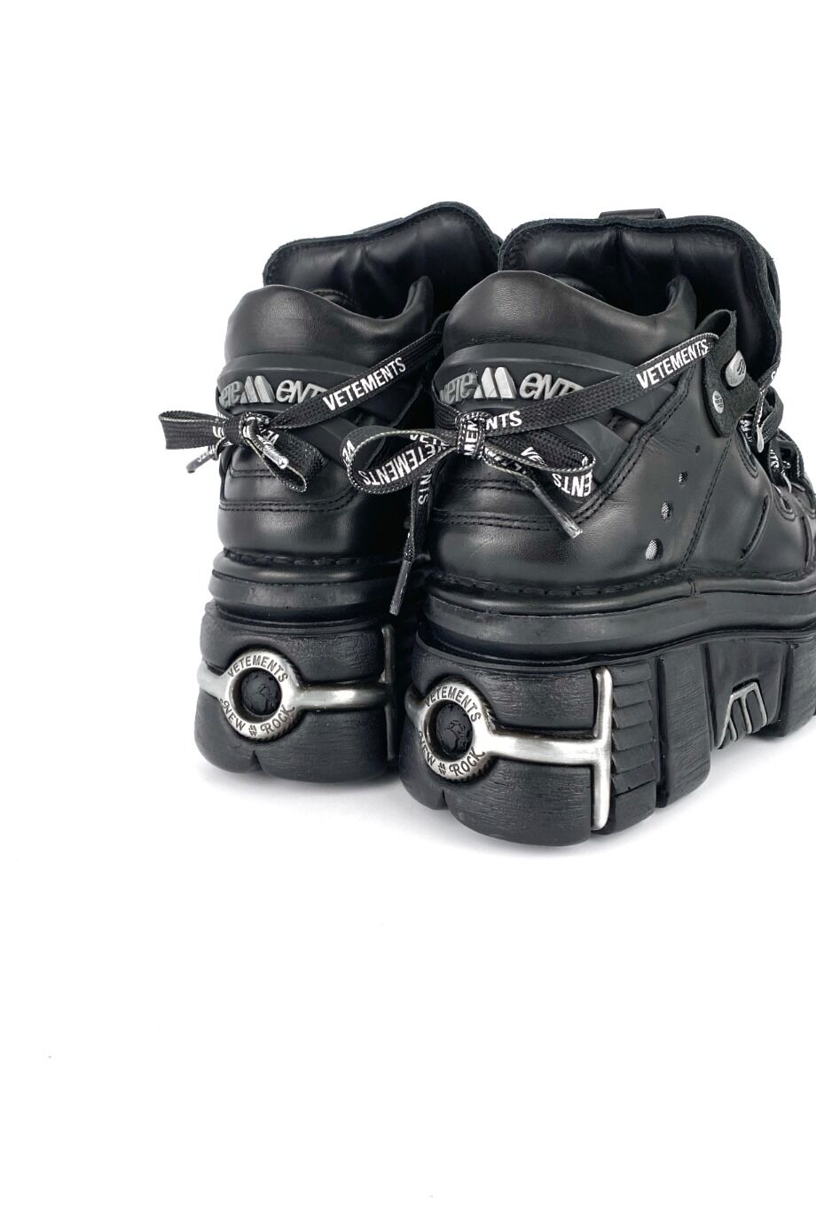 image 4 Ботинки черного цвета на массивной подошве с металлическими вставками