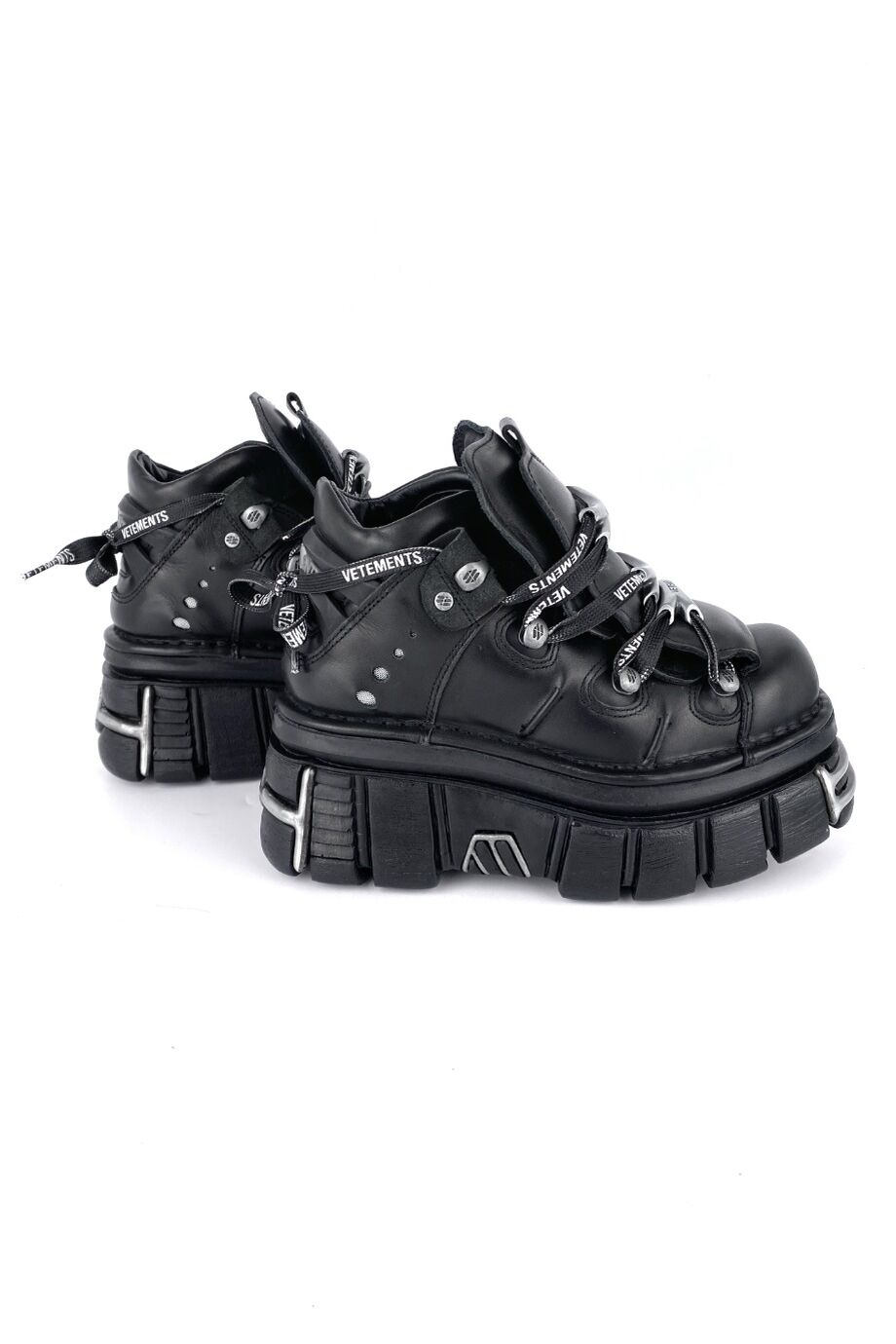 image 5 Ботинки черного цвета на массивной подошве с металлическими вставками