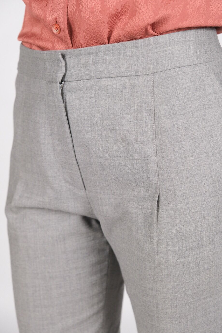 image 5 Брюки серого цвета со стрелками