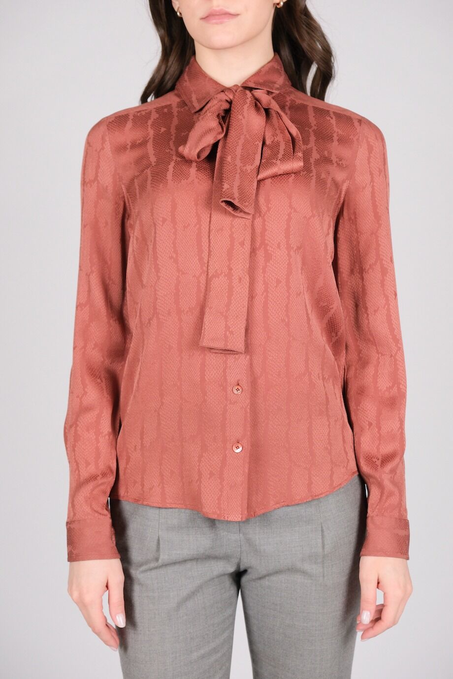 image 1 Шелковая блуза пудрового цвета со змеиной фактурой