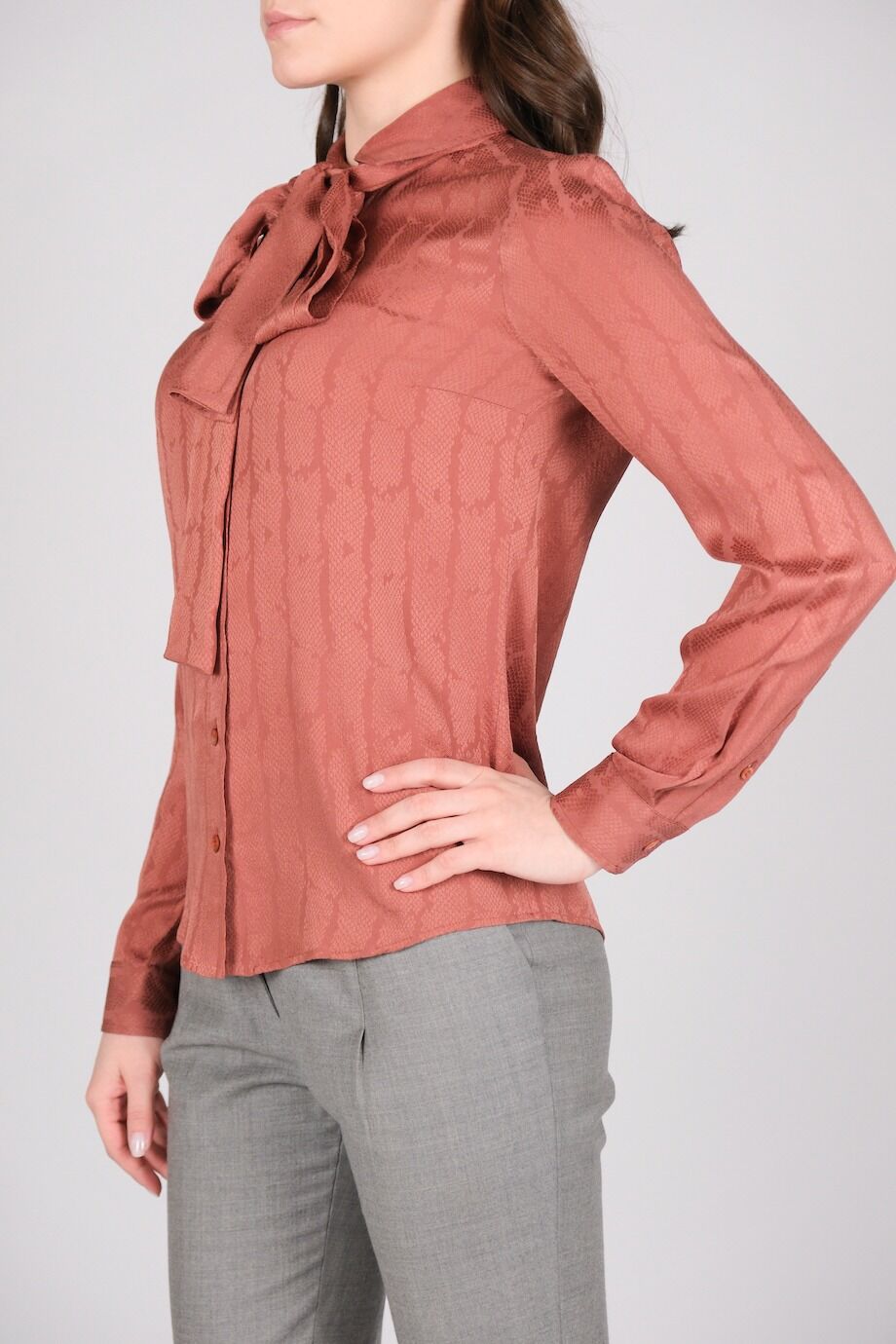 image 2 Шелковая блуза пудрового цвета со змеиной фактурой