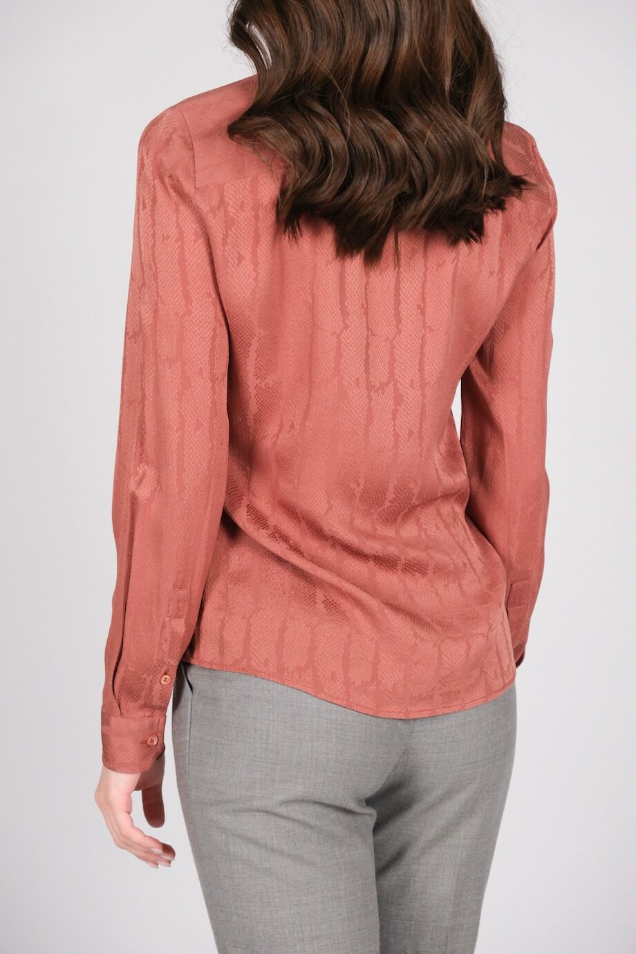 image 3 Шелковая блуза пудрового цвета со змеиной фактурой