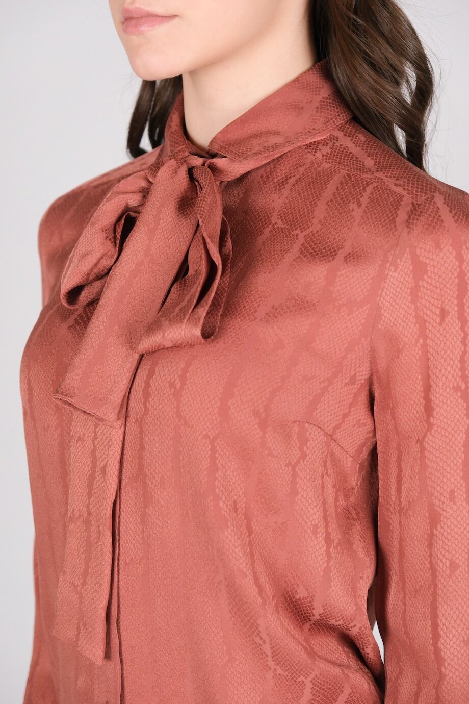 image 4 Шелковая блуза пудрового цвета со змеиной фактурой