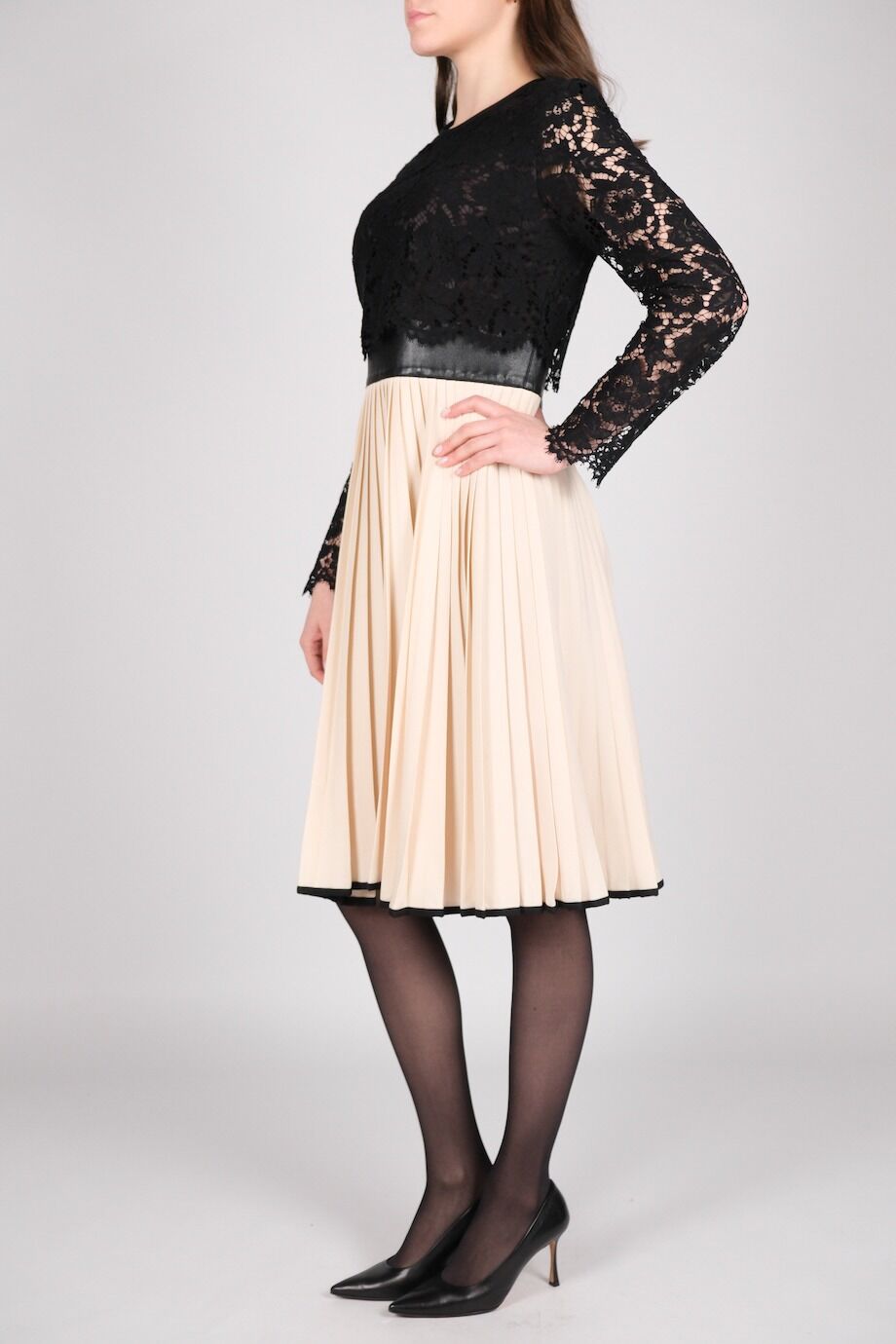 image 2 Платье черного цвета с плиссированной юбкой пудрового цвета