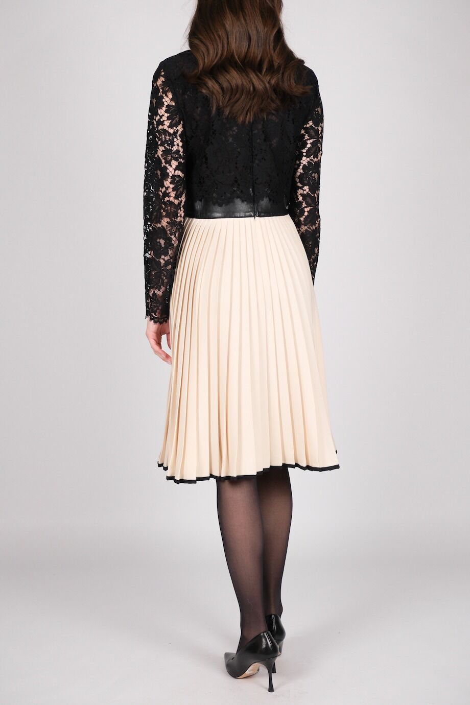 image 3 Платье черного цвета с плиссированной юбкой пудрового цвета